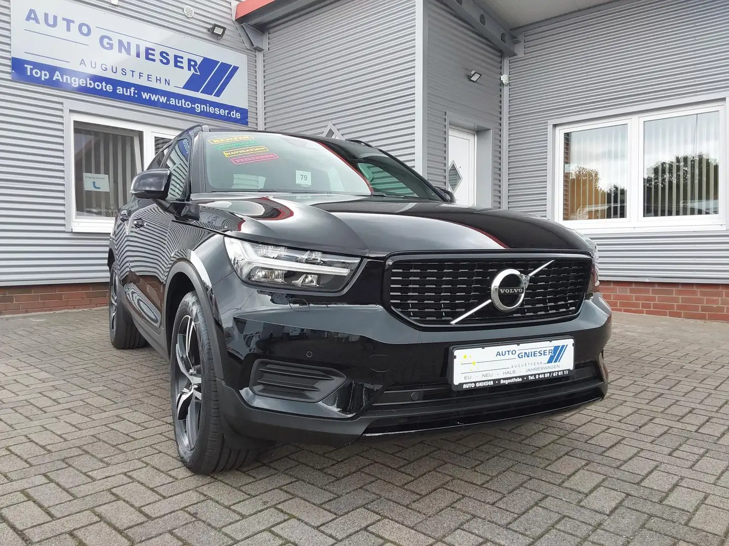 Volvo XC40 B4 B 2WD R-Design ACC/SHZ/LED/PDC/KAM/NAV 145 k... Schwarz - 1
