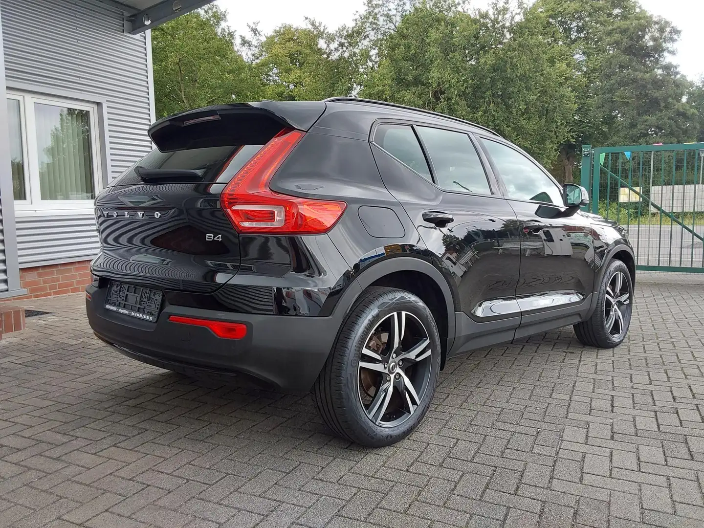 Volvo XC40 B4 B 2WD R-Design ACC/SHZ/LED/PDC/KAM/NAV 145 k... Negro - 2