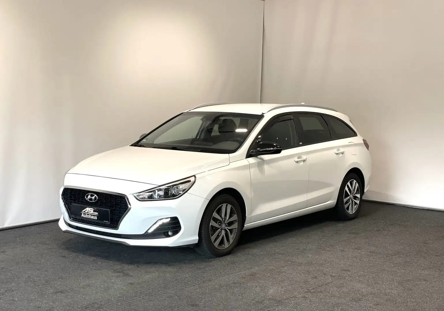 Hyundai i30 YES! 1,6 CRDi Autom Kamera Navi LED CarPlay Wit - 1