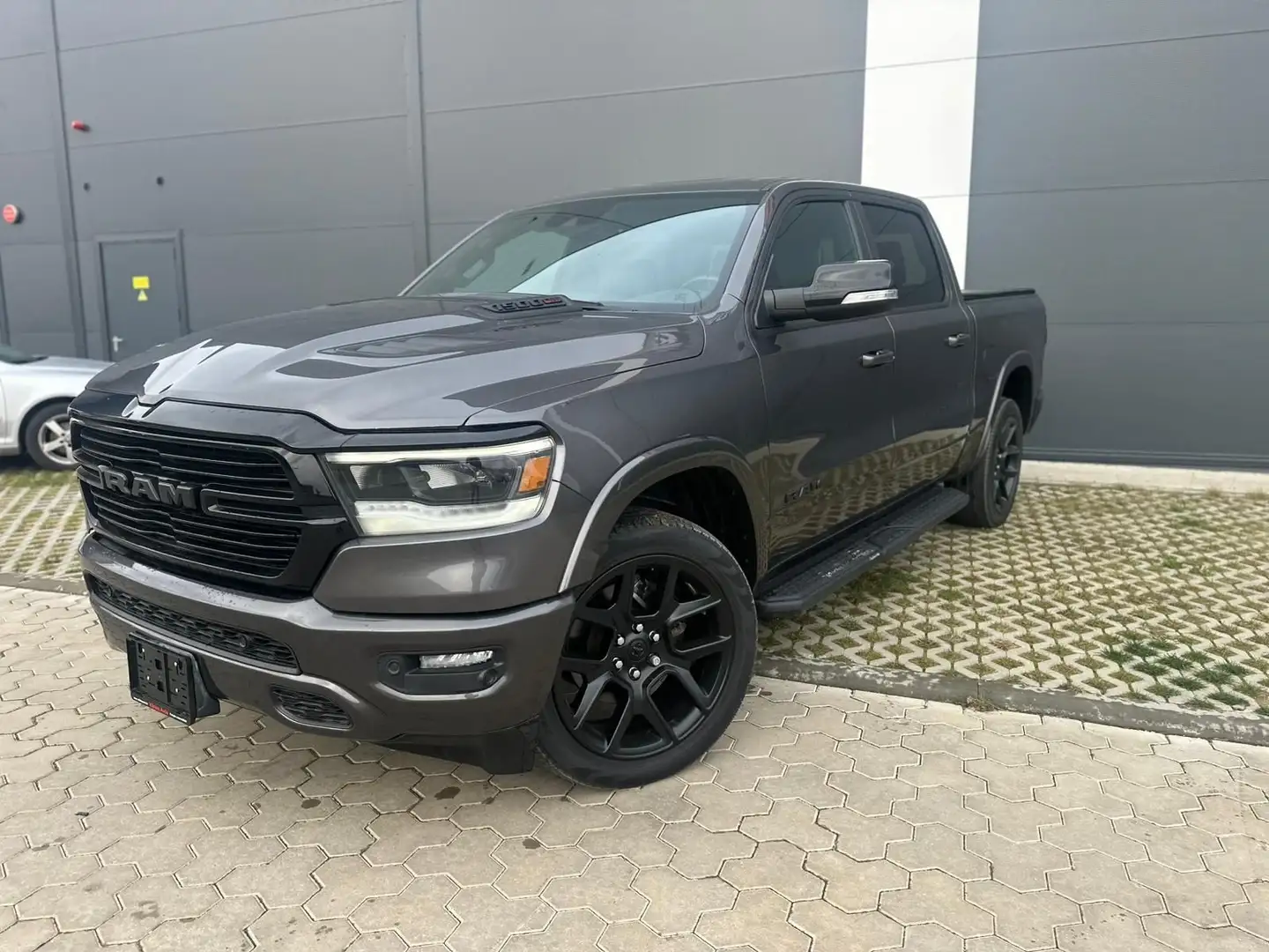 Dodge RAM Laramie/3.0D/4X4/PANO/AHK/Night Edition/22Zoll Grau - 2