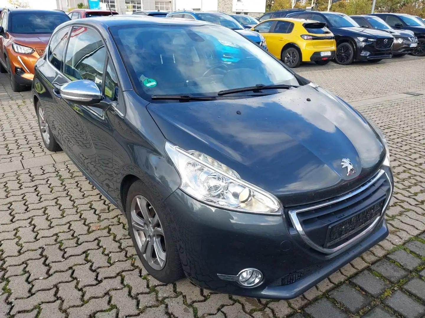 Peugeot 208 Allure+Tüv&Insp. Neu+Navi+PDC+ Gris - 1