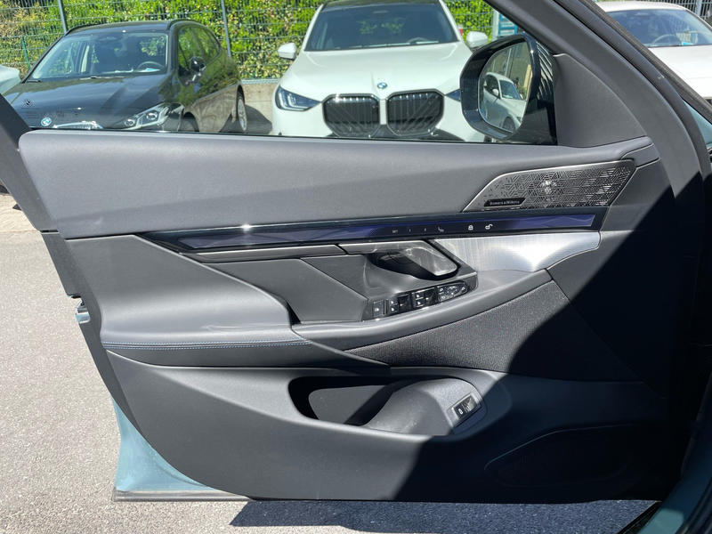 BMW 550 e xDrive M Sport Pro || AHK Pano Autobahnass — photo 4