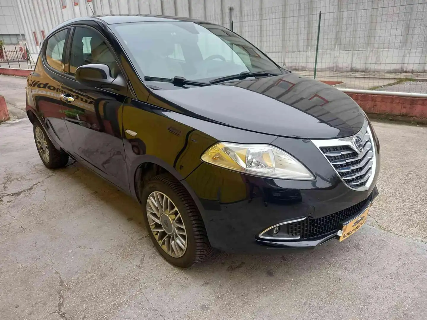Lancia Ypsilon 0.9  85 CV 5 porte Metano Ecochic Gold NEOPATENTAT Nero - 2