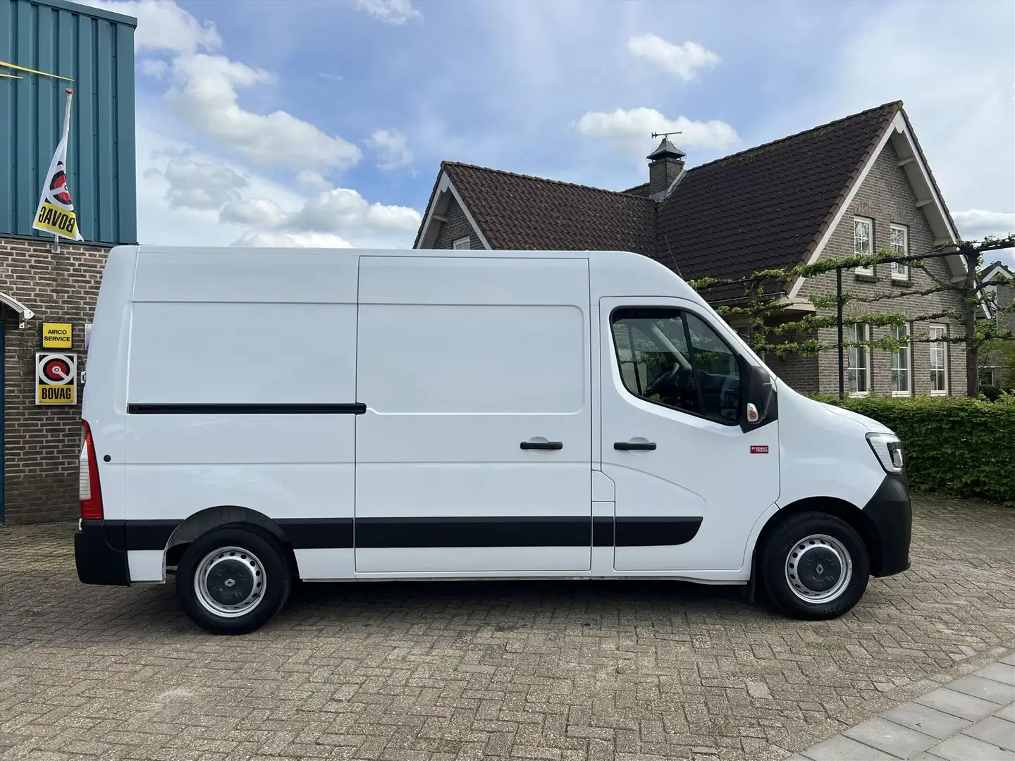 Renault Master GB 2.3dCi 135pK, L2, Airco, Trekhaak, NWST, NAP Wit - 2