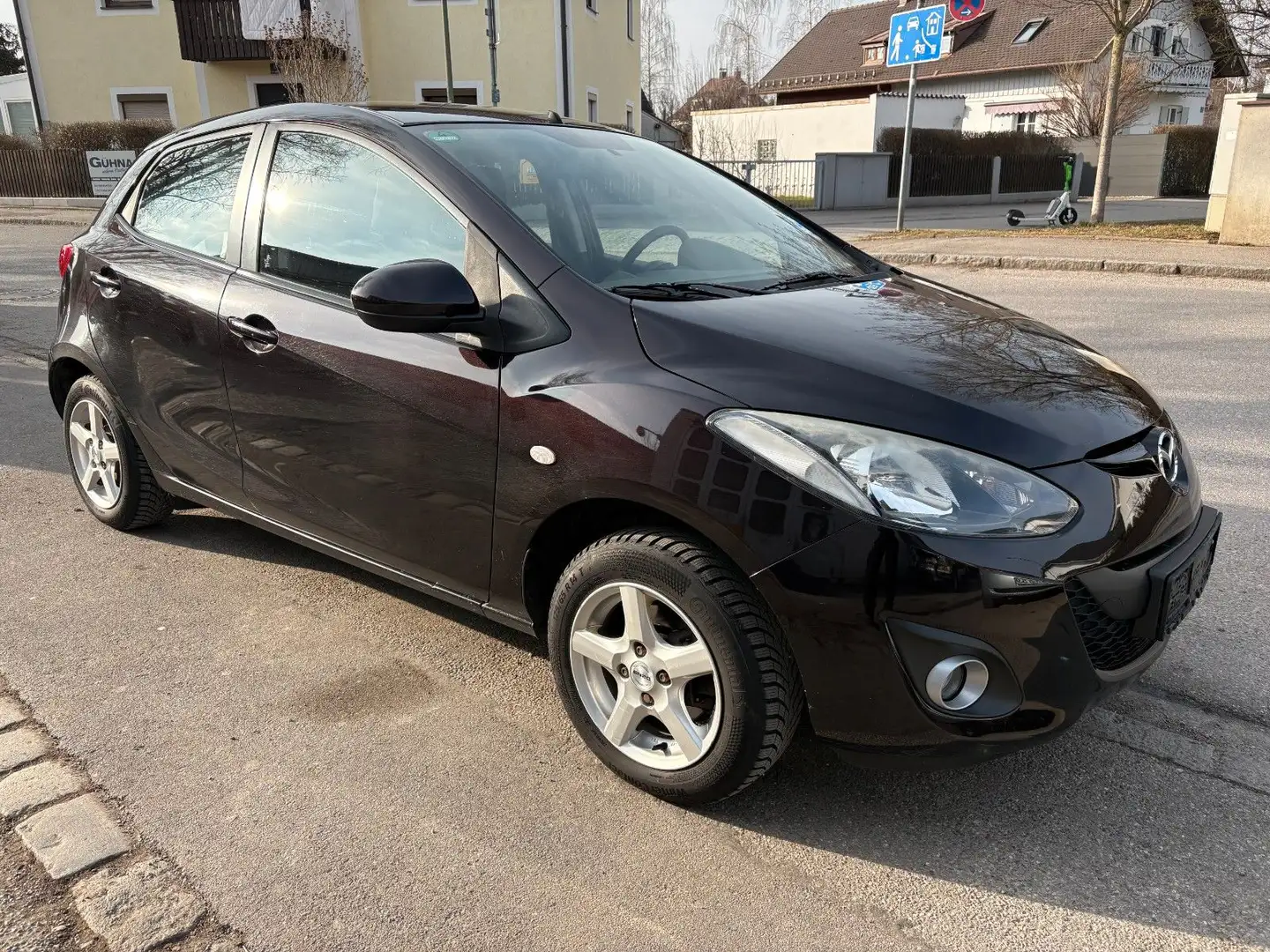 Mazda 2 1.3 MZR Active*Klimaautomatik*8xAlu*TÜV 06/27* Noir - 1