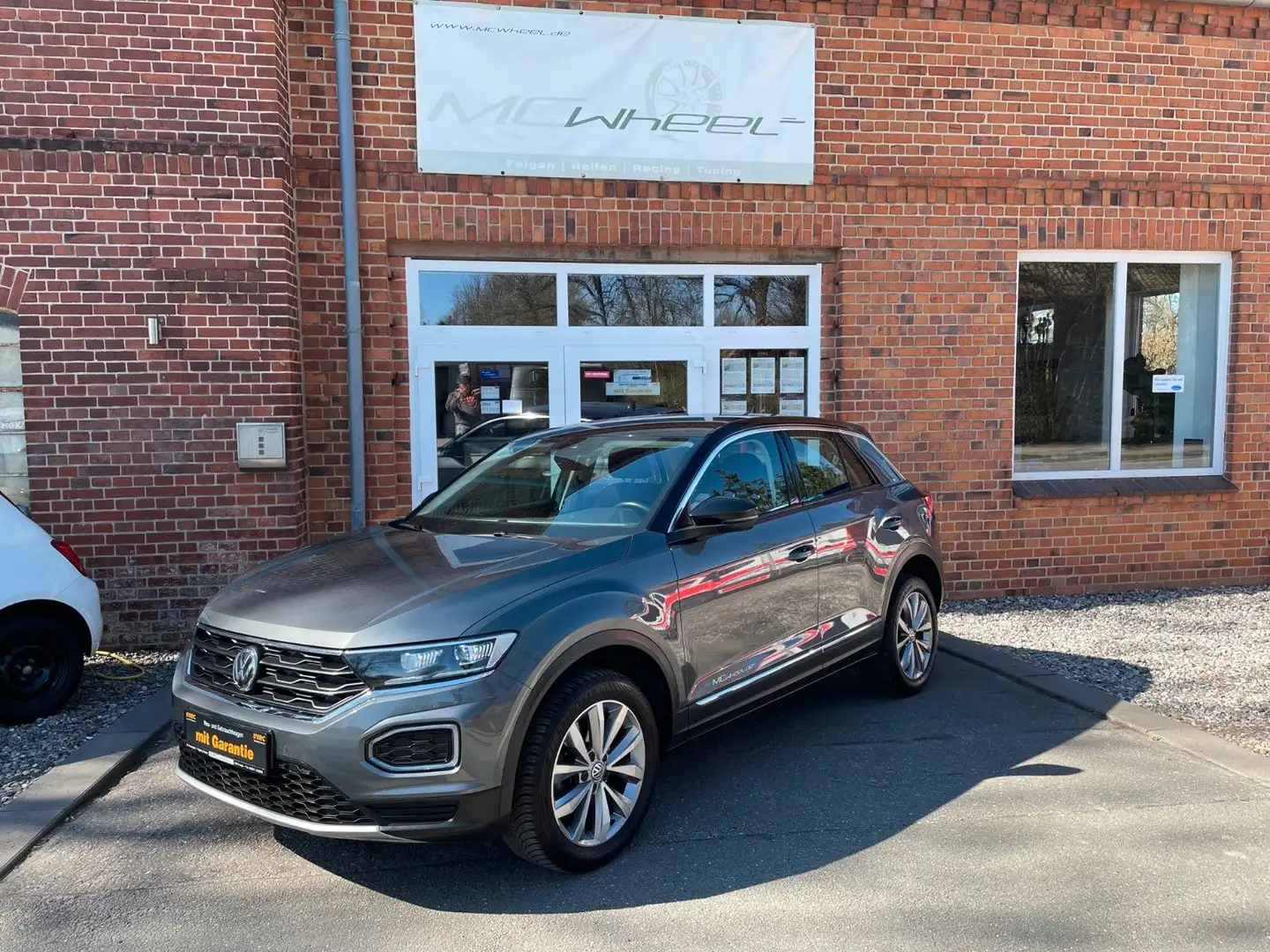Volkswagen T-Roc Style 1.5TSI ACT DSG LED+NAVI+SHZ+SPURHALT Grau - 1