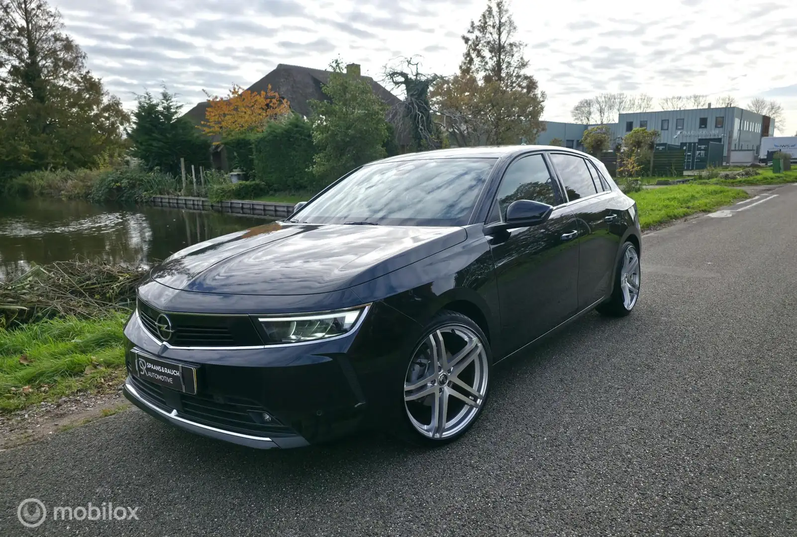 Opel Astra 1.2 Business / Half leder / Navi / Carplay / Cam Zwart - 1