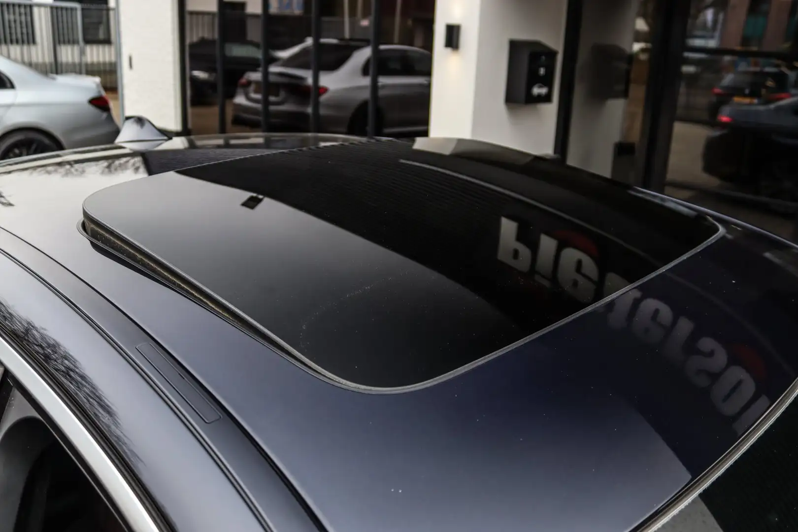 BMW 520 5-serie 520d M-Pakket FACELIFT NAP PANO 6WB MEMORY Schwarz - 2