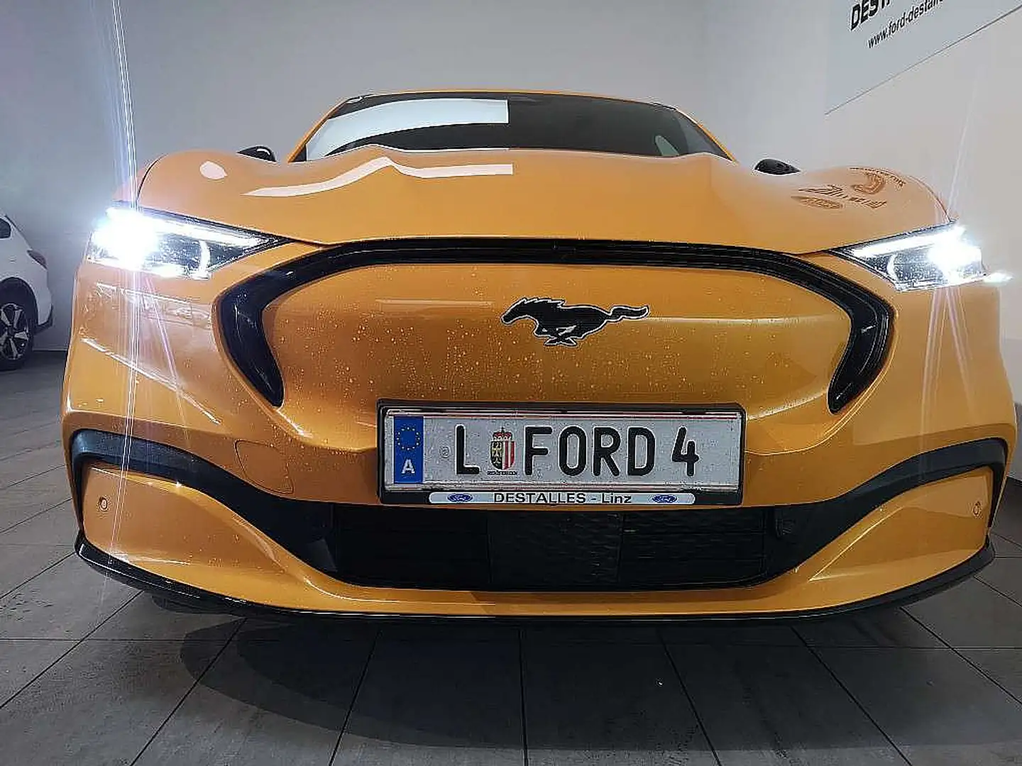 Ford Mustang Mach-E Elektro 99kWh Extended Range AWD... Orange - 2