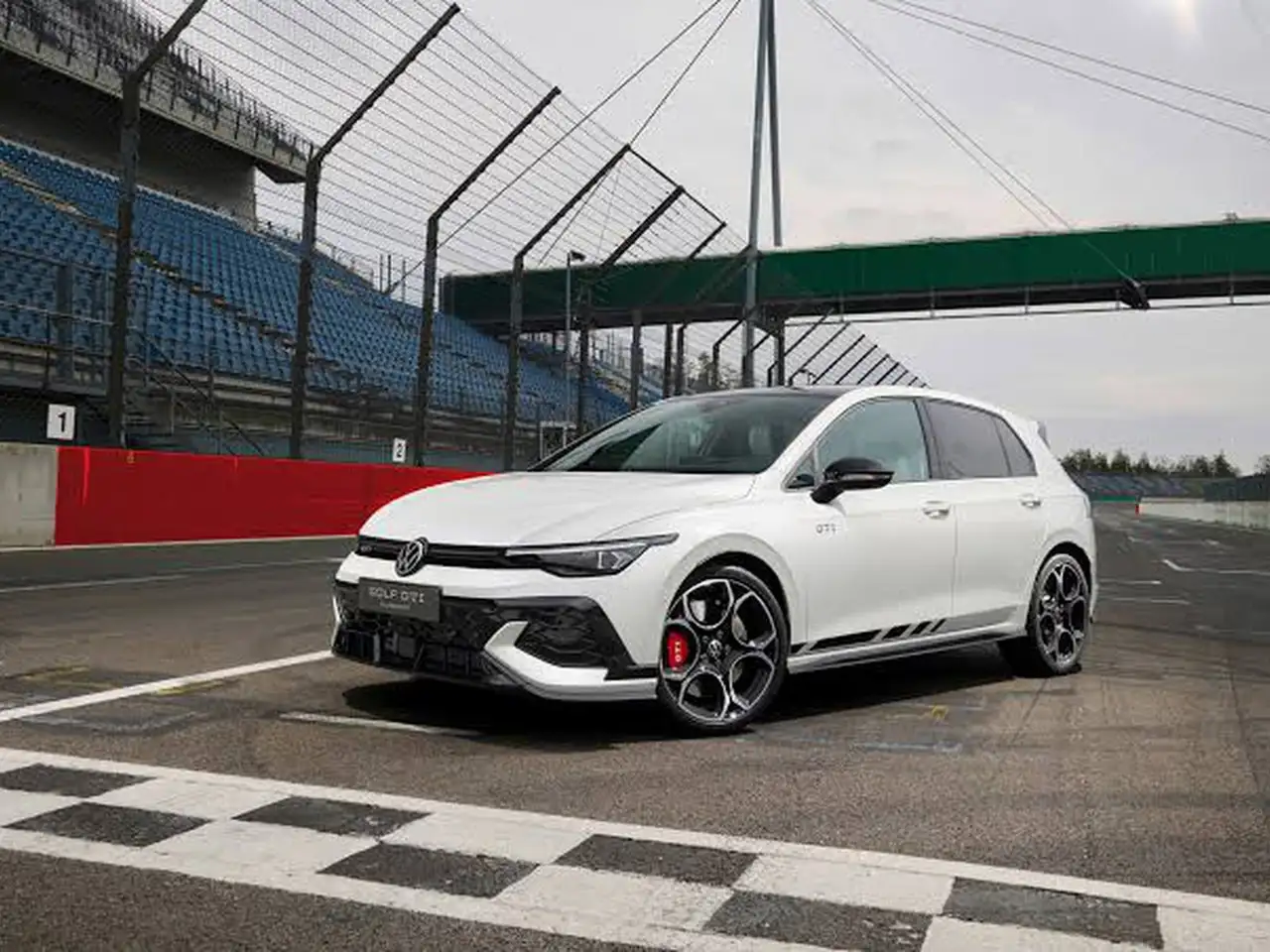 Volkswagen Golf GTI GTI Clubsport 2.0 TSI 221 KW DSG — photo 1 of 1