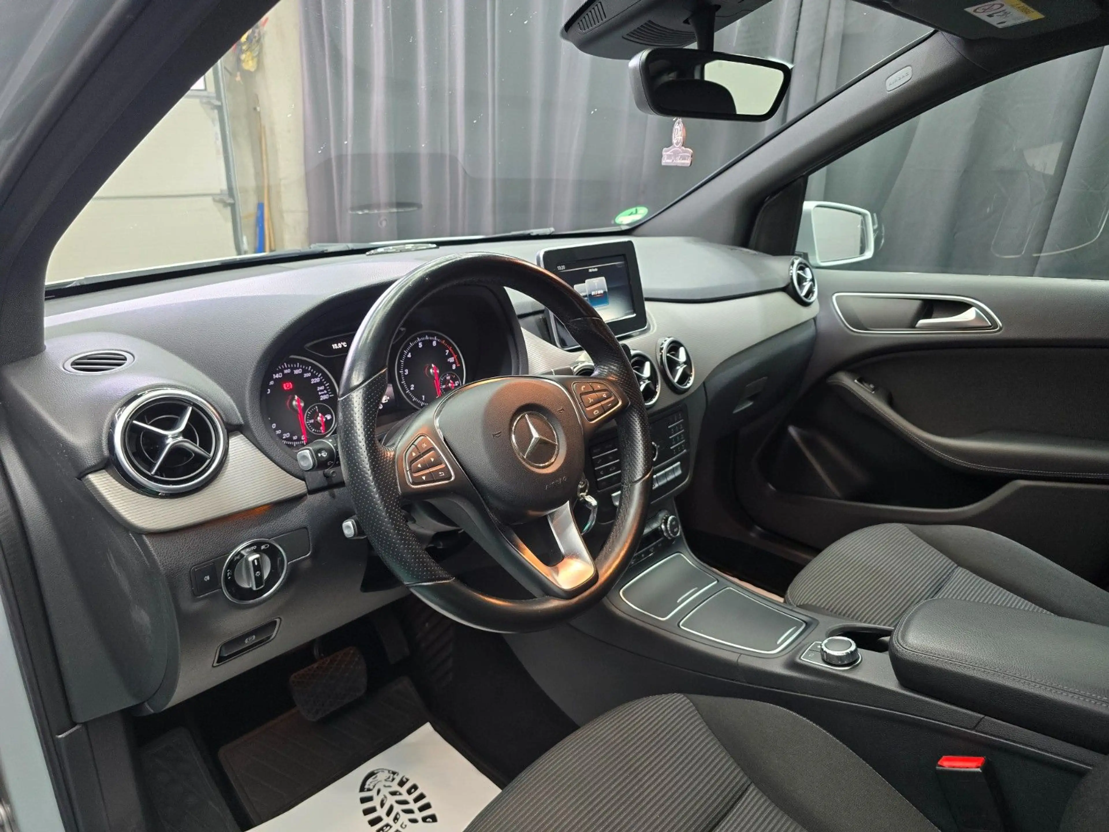 Mercedes-Benz B 220 4Matic/PDC/KAMERA/AUTOMATIK — photo 13