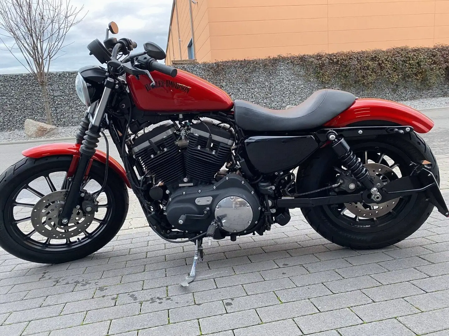 Harley-Davidson Sportster 883 Iron Rojo - 1