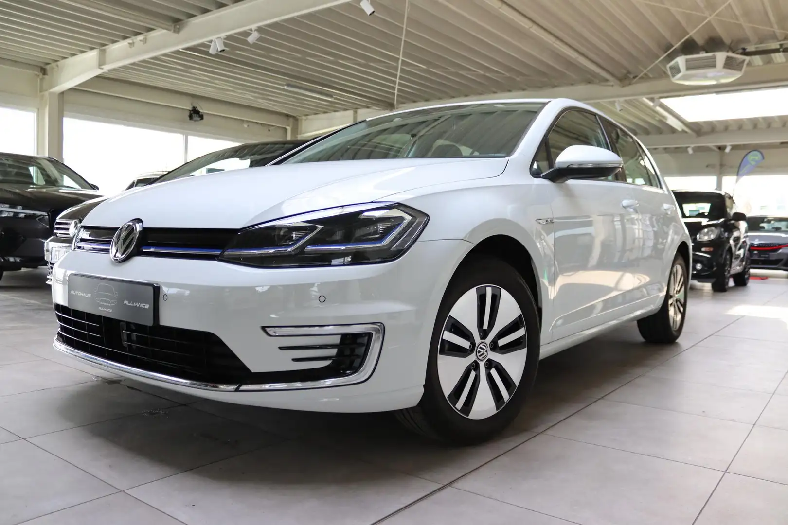 Volkswagen Golf VII e 100 kW (136 PS), Automatik, Frontantrieb Weiß - 1