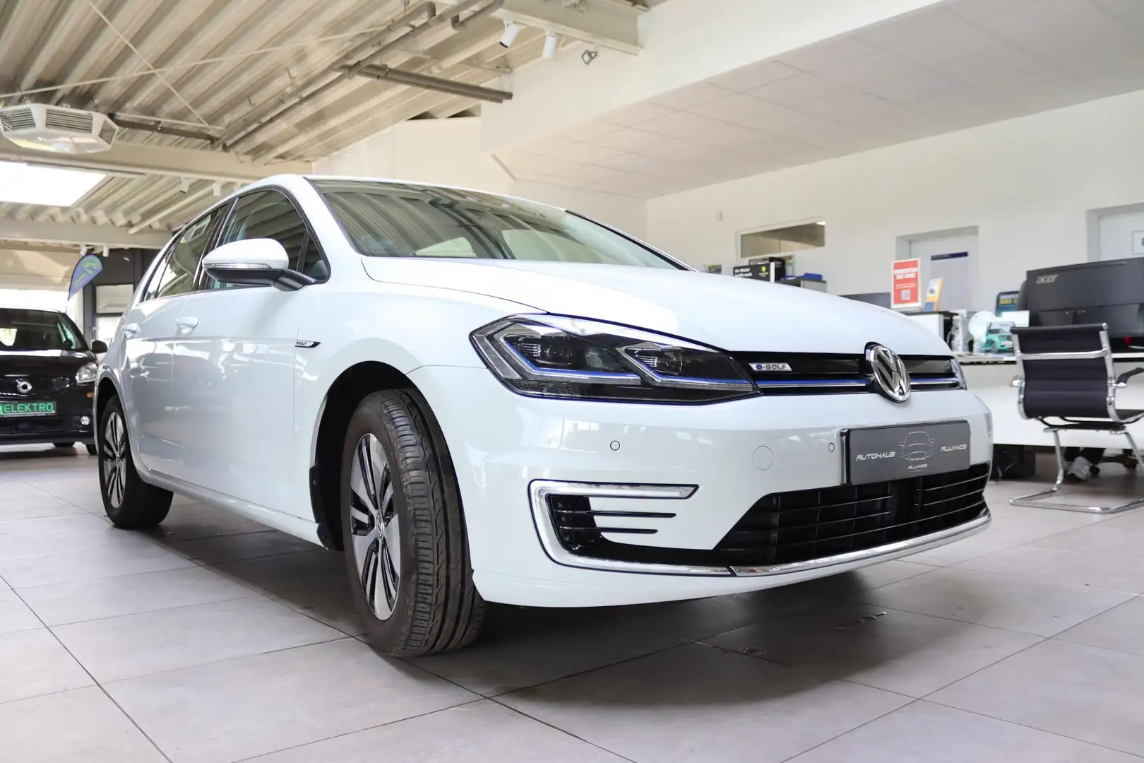 Volkswagen Golf VII e 100 kW (136 PS), Automatik, Frontantrieb Weiß - 2