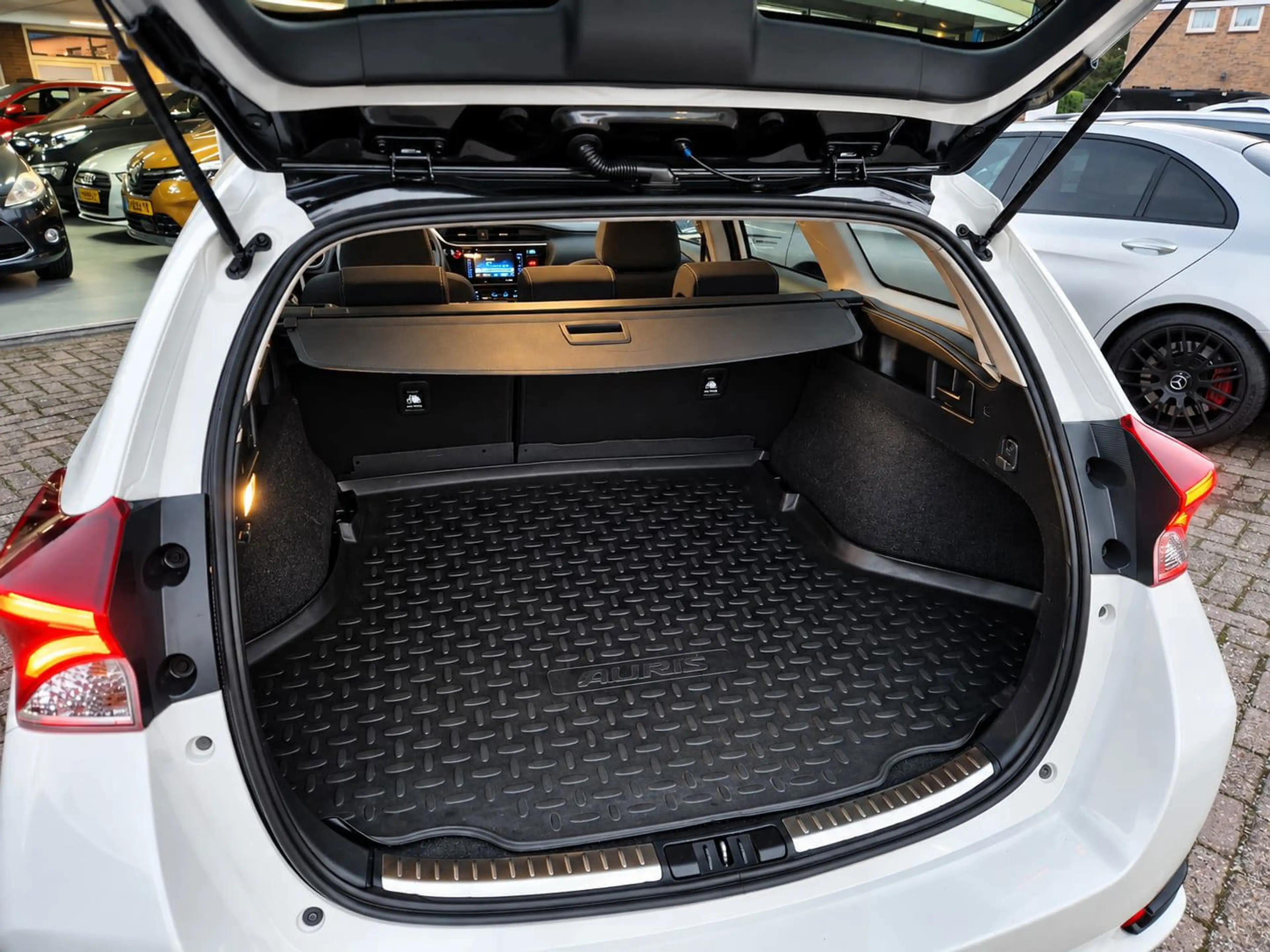 Toyota Auris Touring Sports 1.8 Hybrid Freestyle Cruise Lane — photo 14