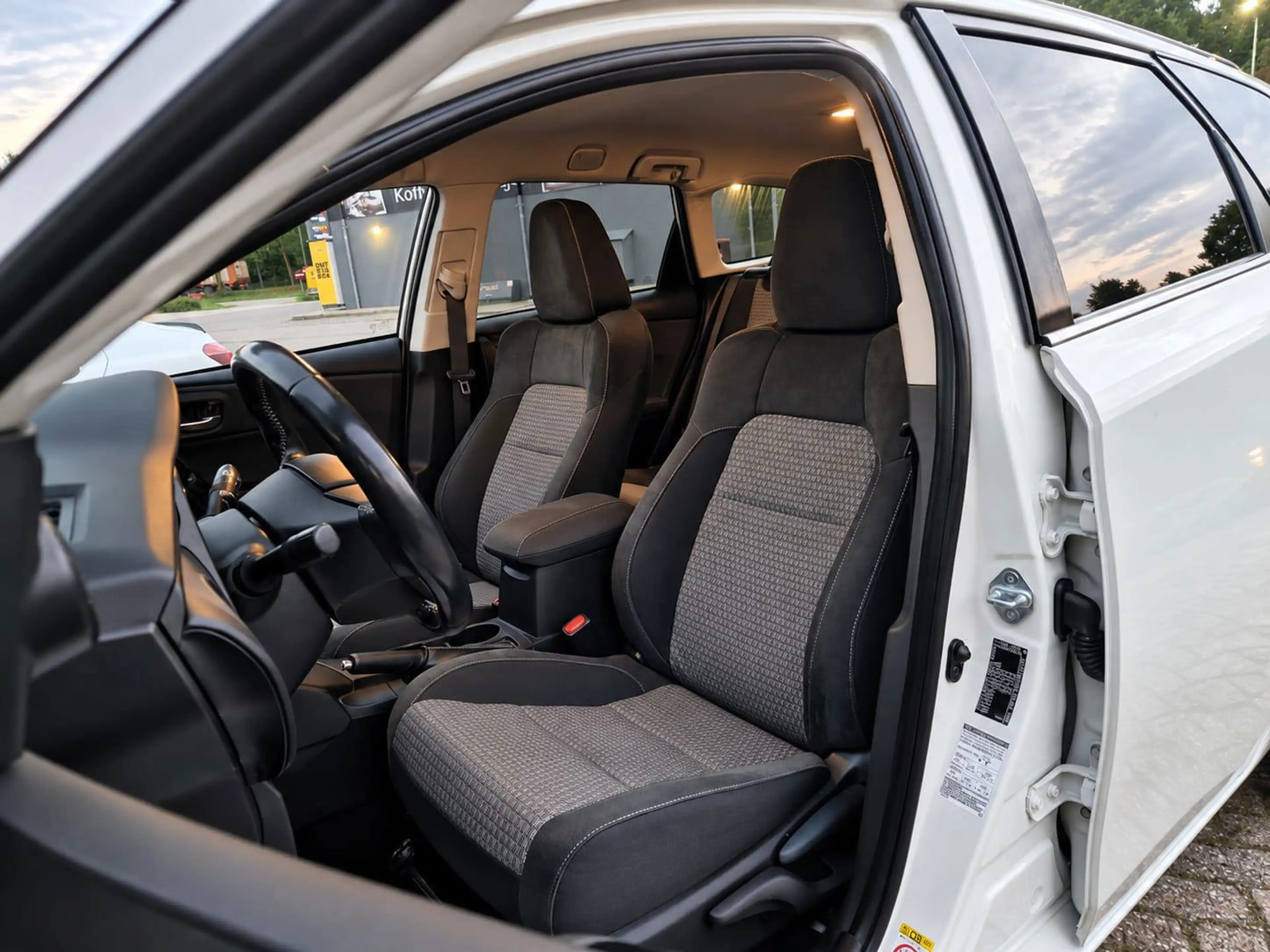 Toyota Auris Touring Sports 1.8 Hybrid Freestyle Cruise Lane — photo 10