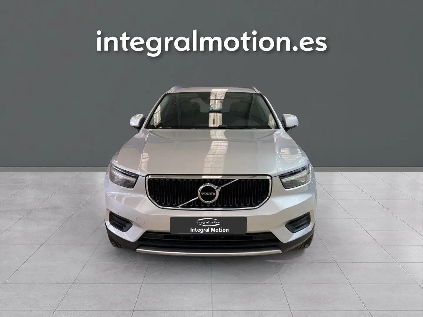Volvo XC40 D3 Momentum Aut. Gris - 2
