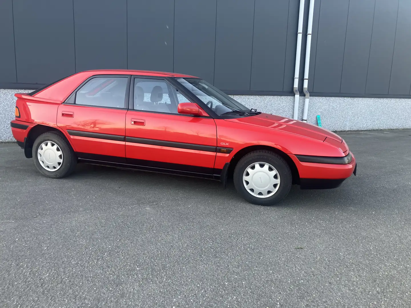 Mazda 323 1.6i F GLX Rojo - 2