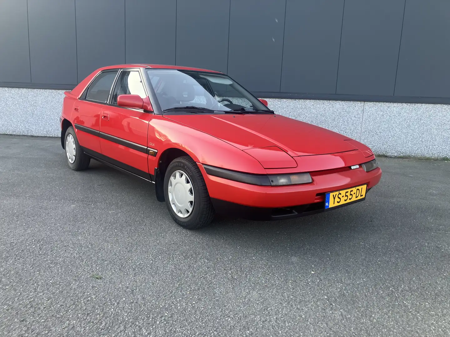 Mazda 323 1.6i F GLX Rojo - 1