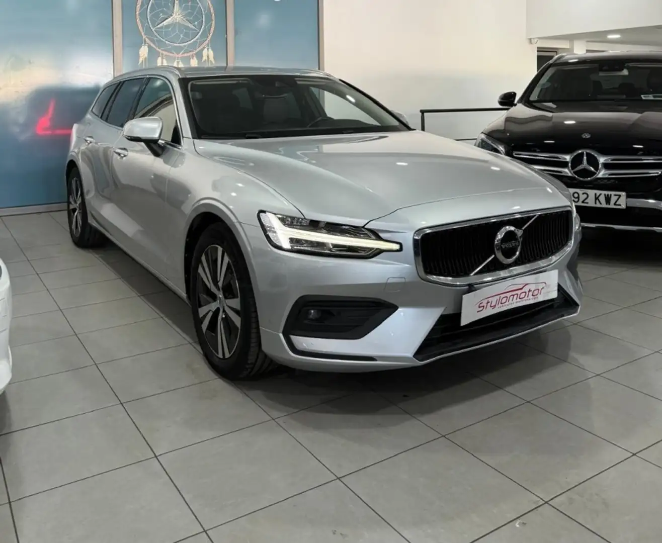 Volvo V60 D3 Momentum Pro Aut. - 1