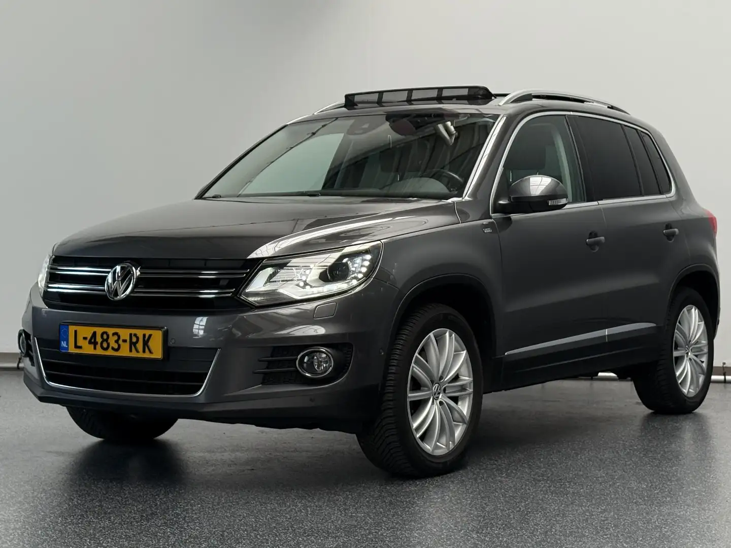 Volkswagen Tiguan 2.0 TSI Sport&Style 4Motion Automaat | Schuifdak | Grijs - 1
