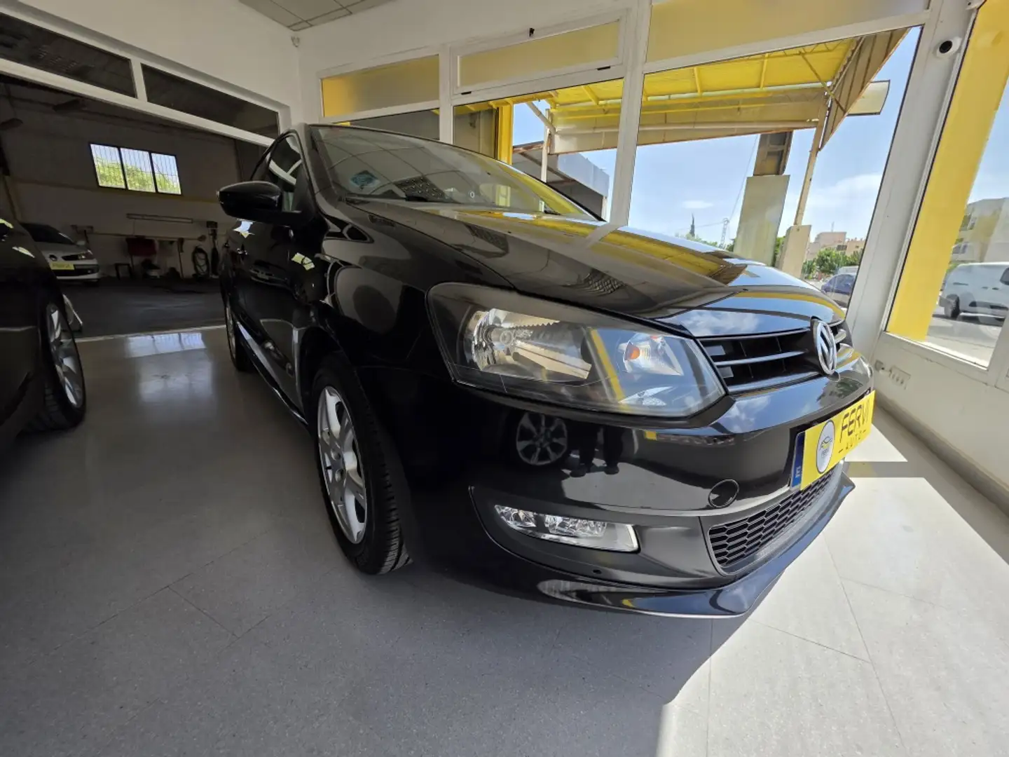 Volkswagen Polo Pequeño Automático de 5 Puertas Negro - 1