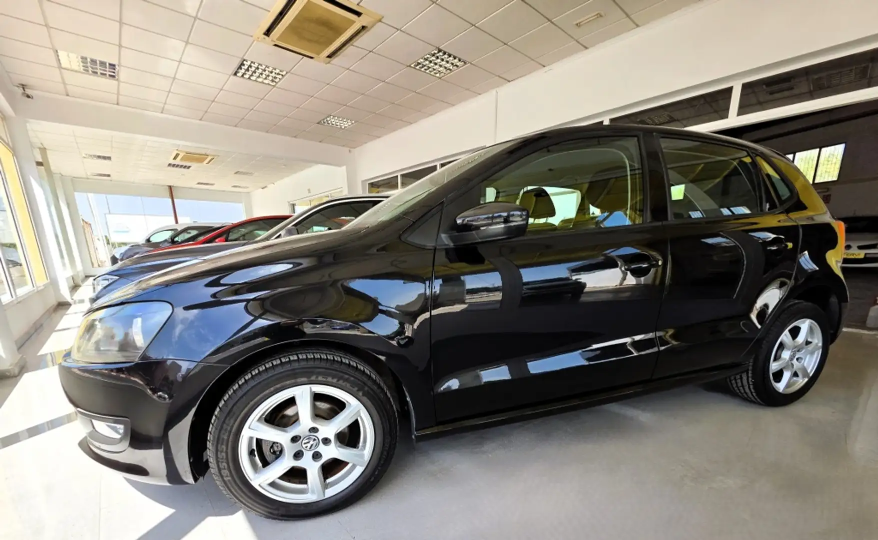 Volkswagen Polo Pequeño Automático de 5 Puertas Negro - 2