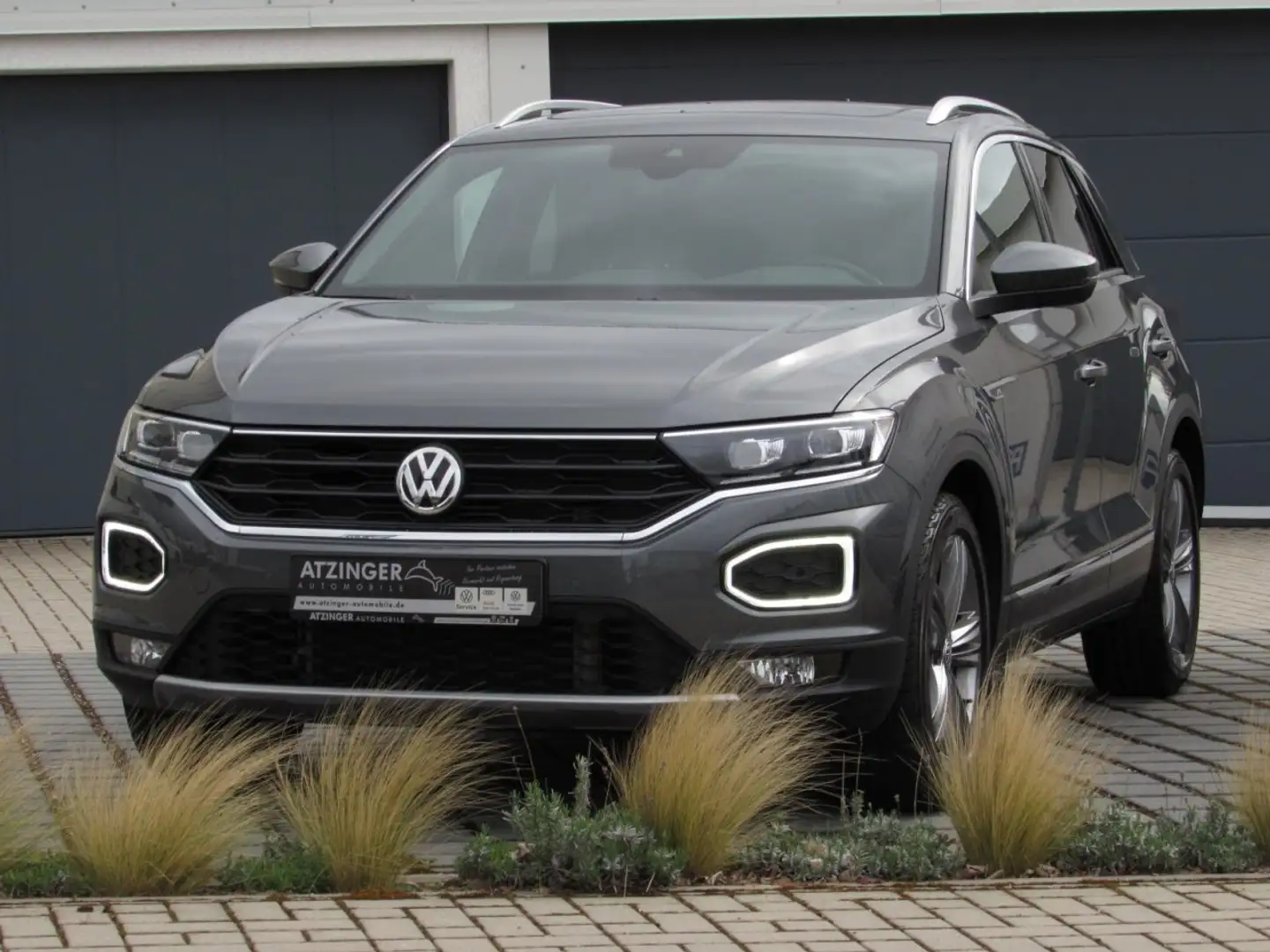 Volkswagen T-Roc 2,0l TDI DSG Highl. 4M Pano Kamera Klima Navi Grau - 2