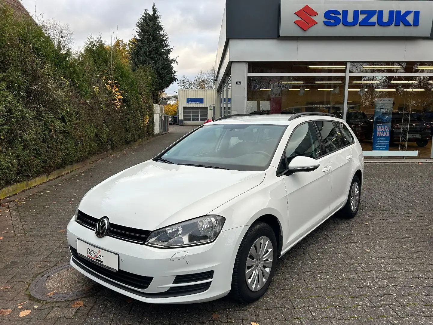 Volkswagen Golf VII Variant Trendline NAVI KLIMA PDC SHZ Weiß - 1