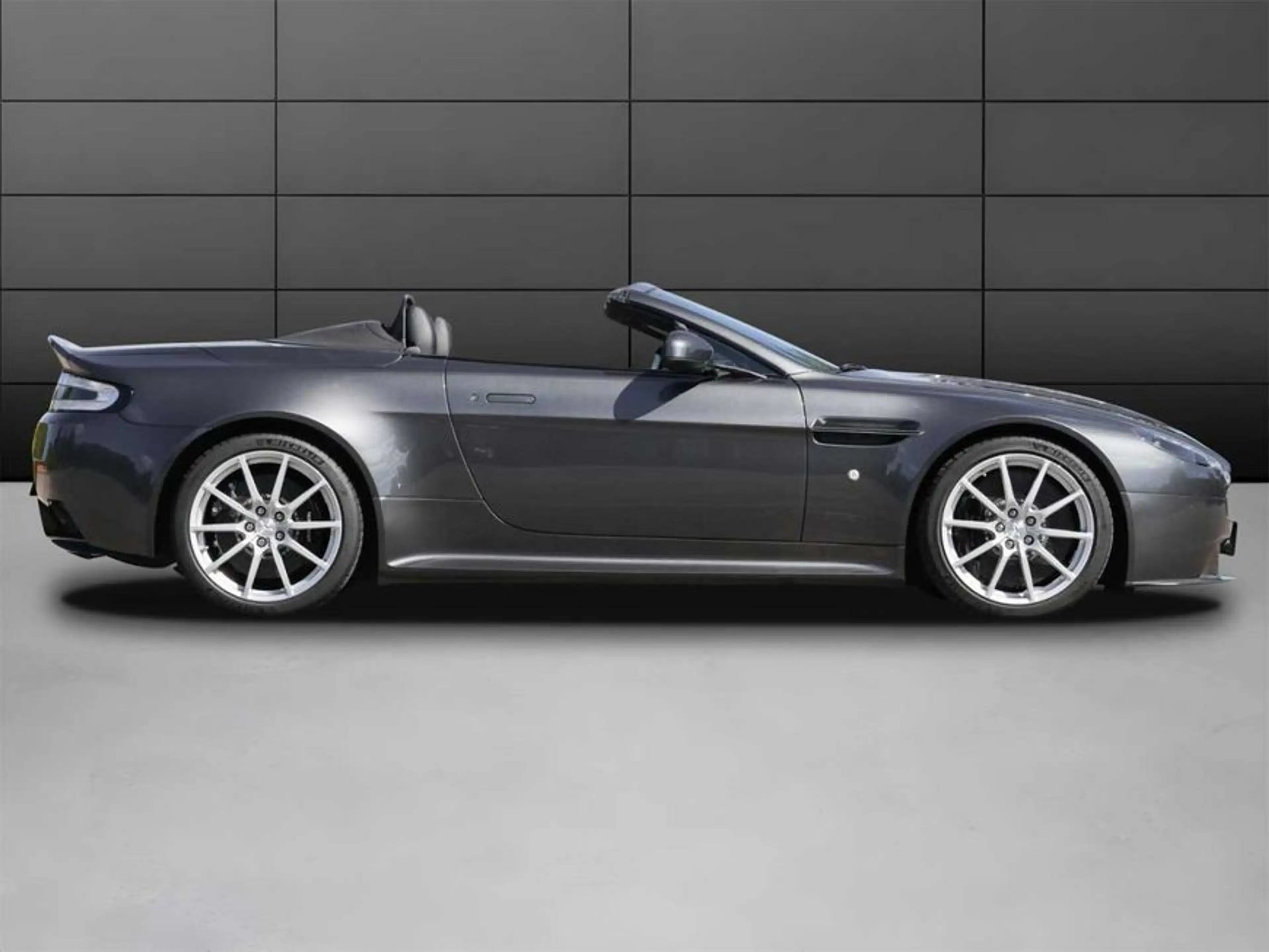 Aston Martin Vantage S Roadster — photo 3