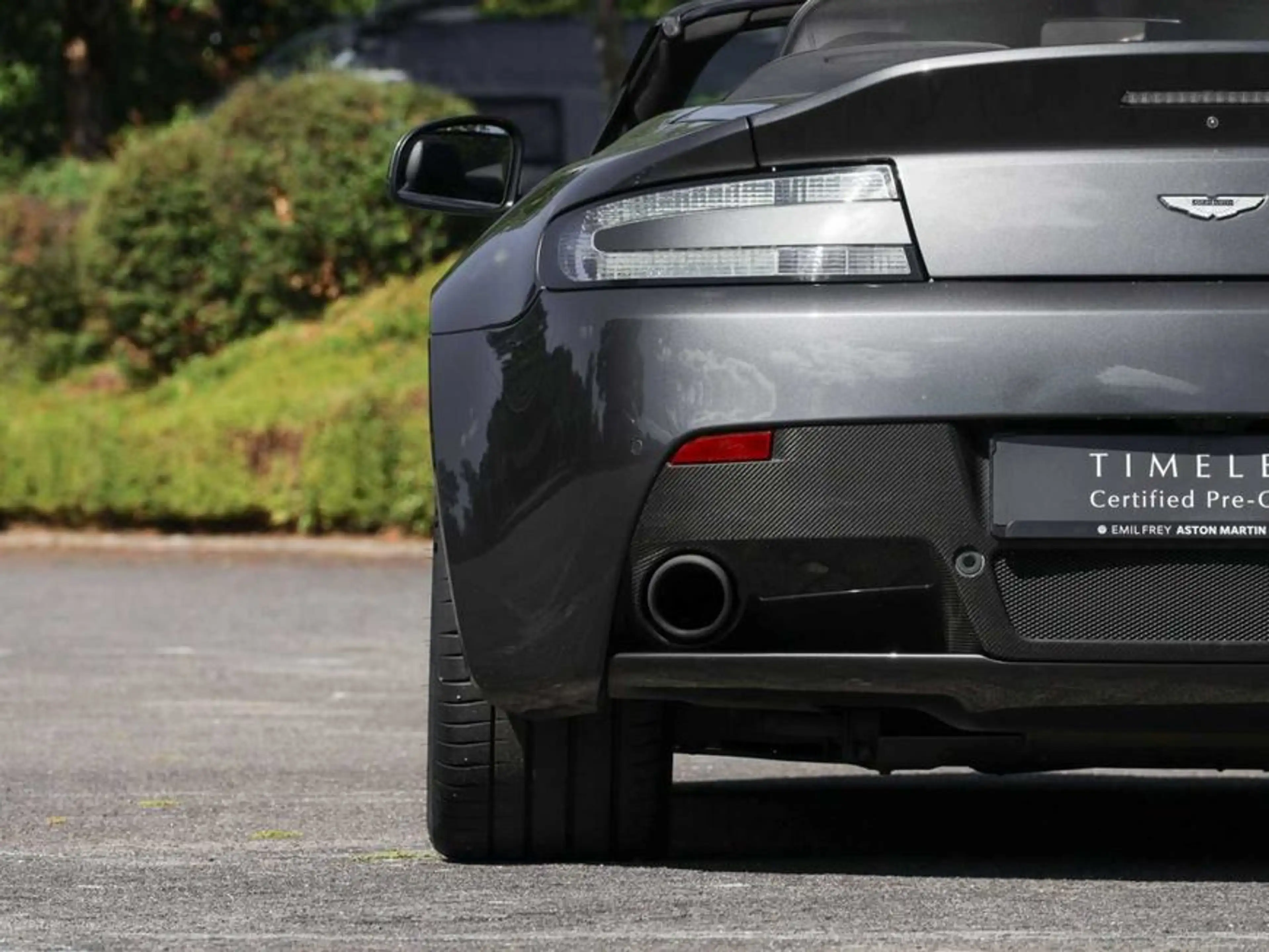 Aston Martin Vantage S Roadster — photo 11