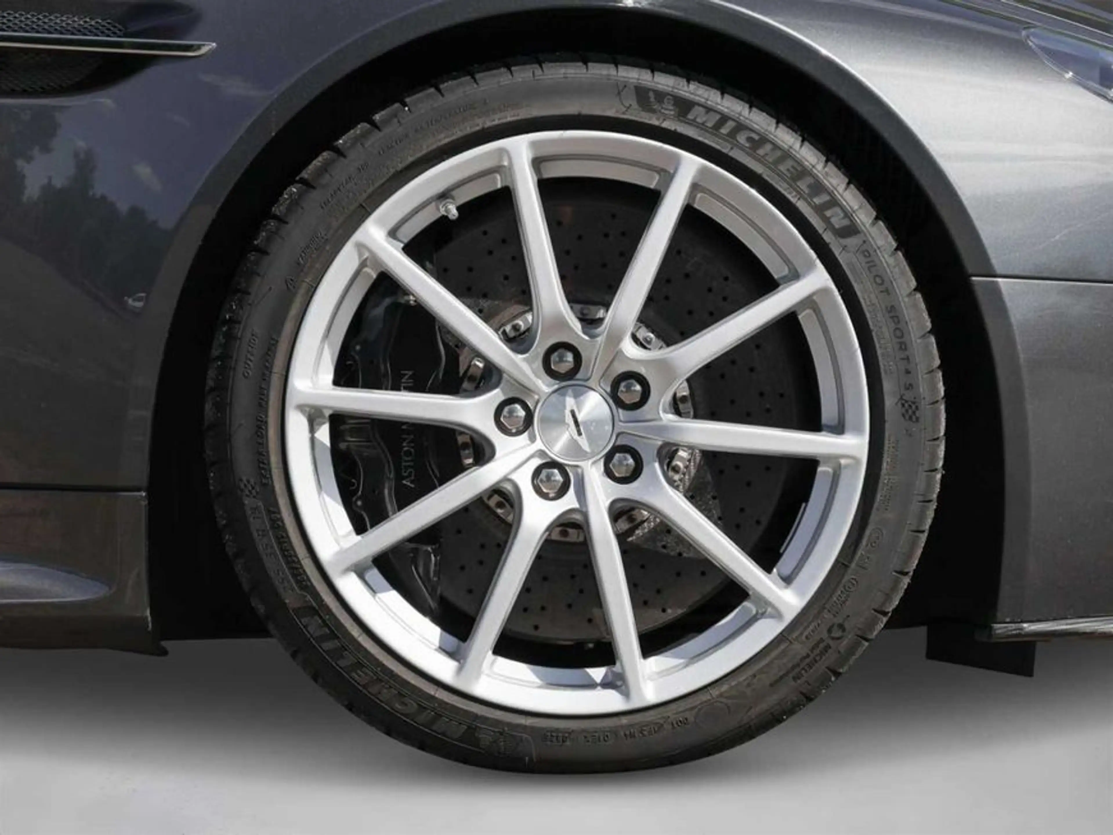 Aston Martin Vantage S Roadster — photo 14
