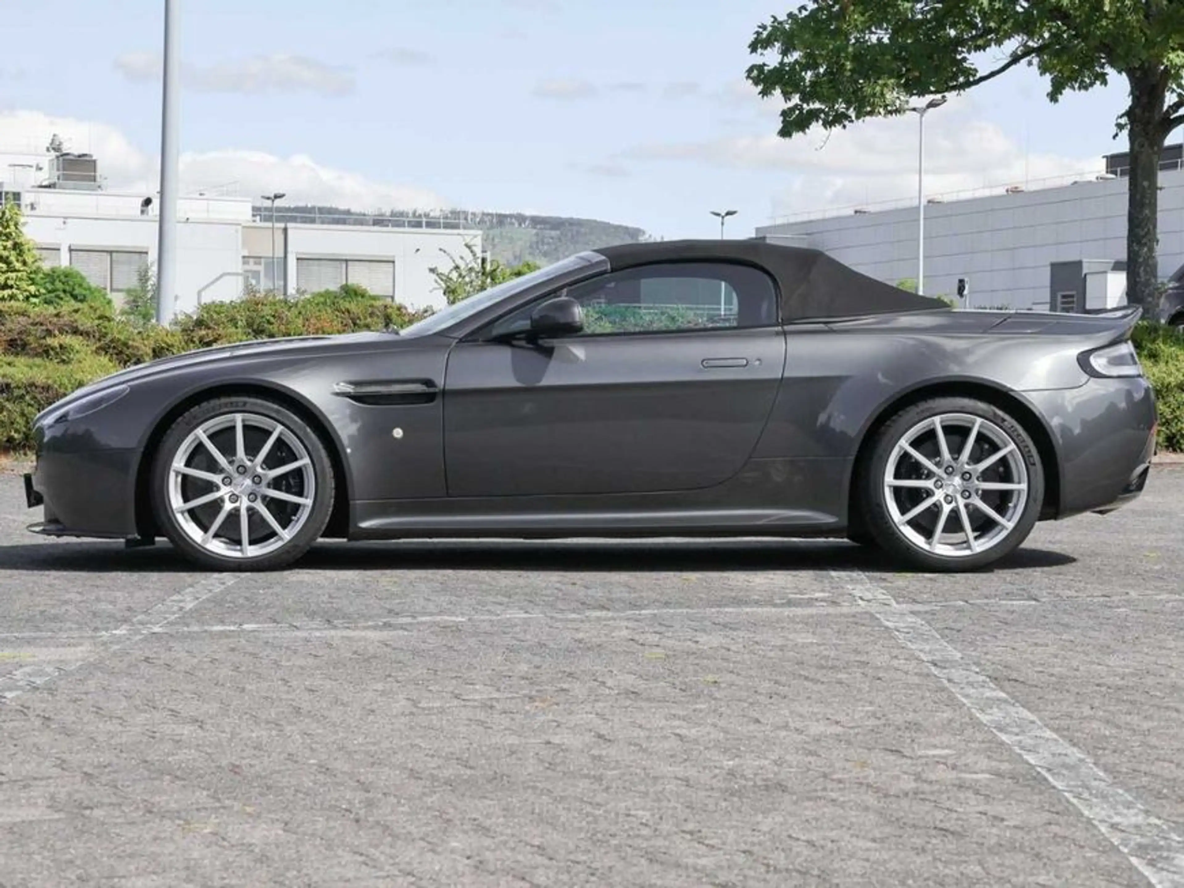 Aston Martin Vantage S Roadster — photo 7