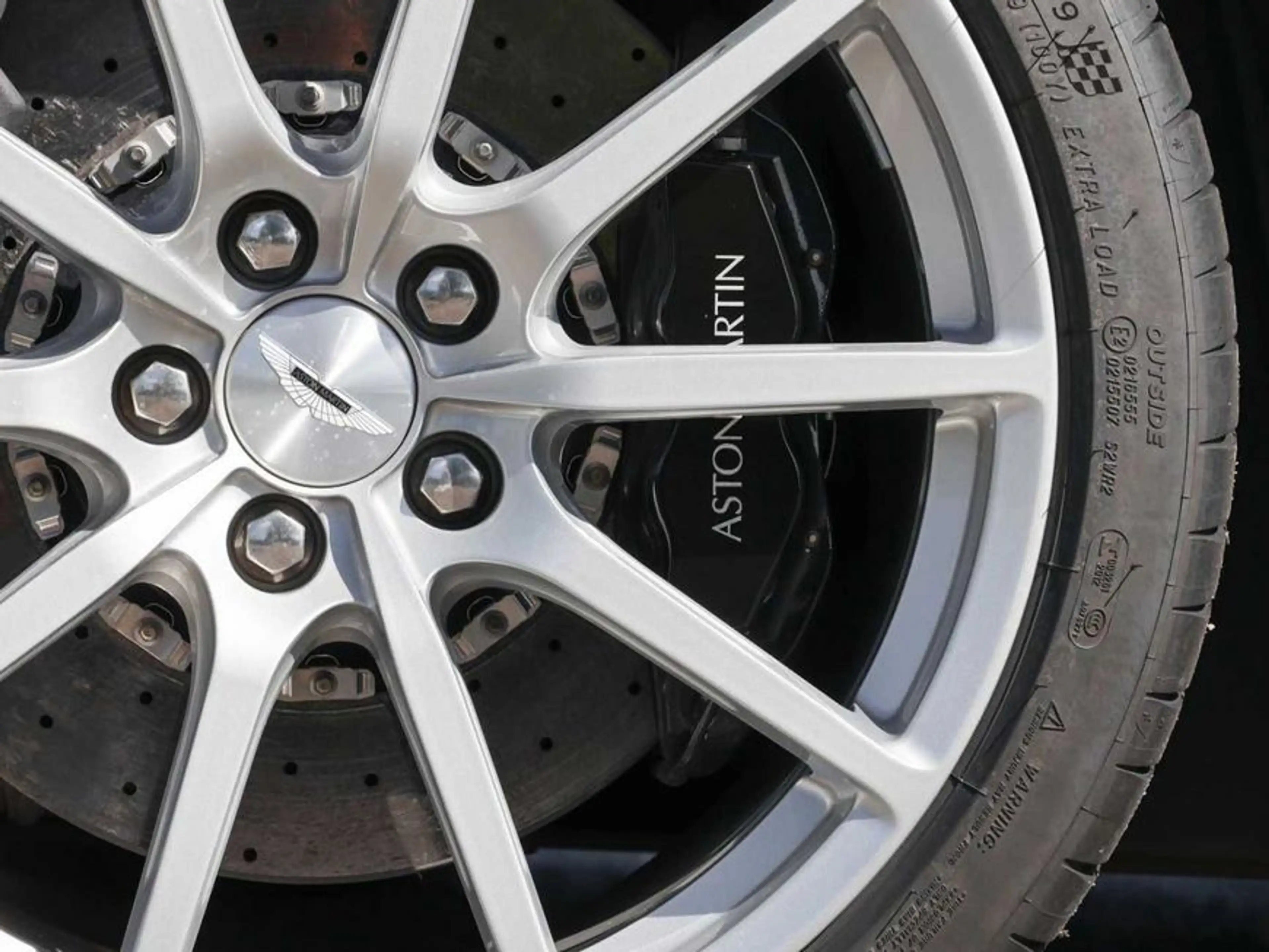 Aston Martin Vantage S Roadster — photo 15