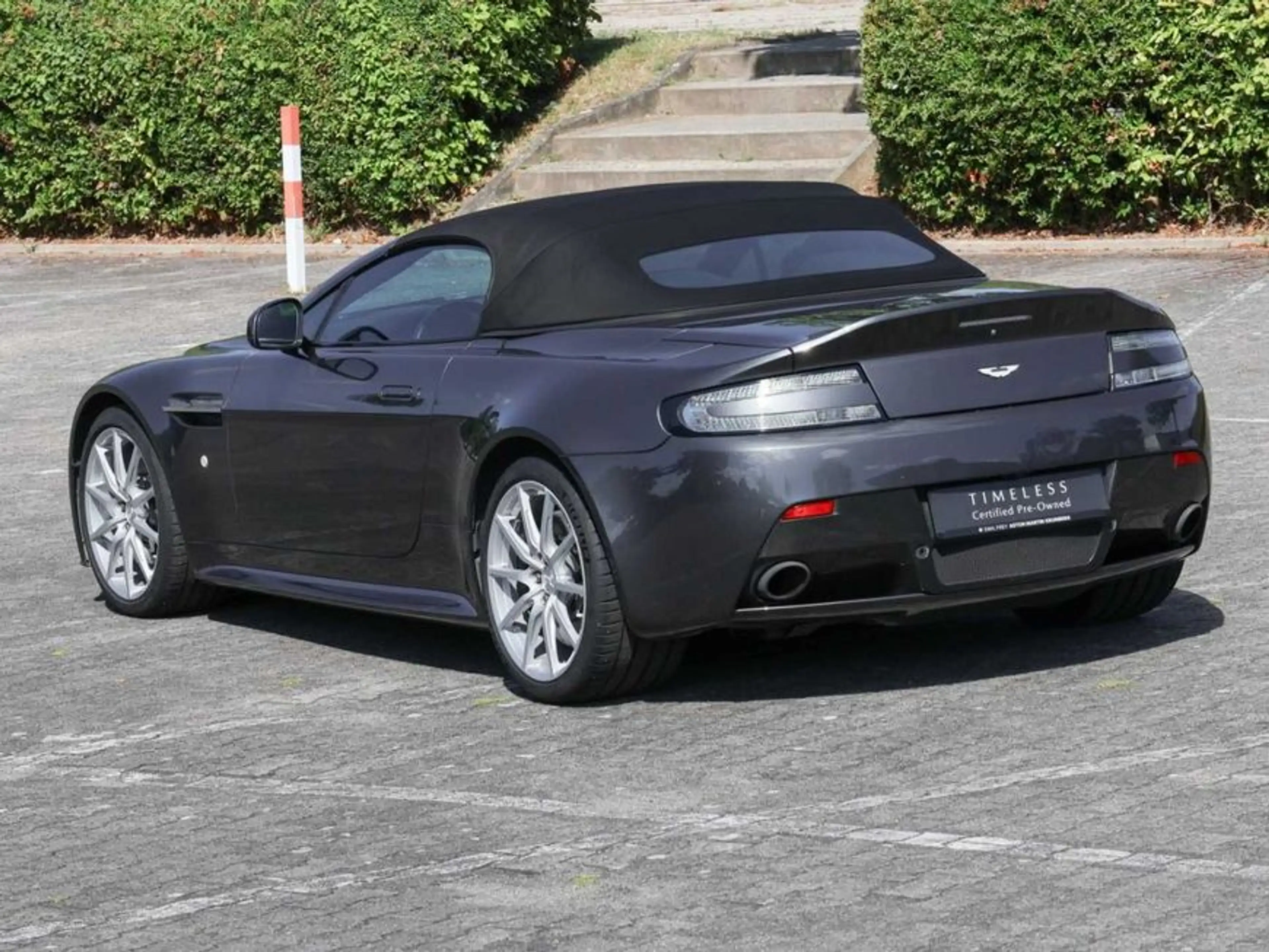 Aston Martin Vantage S Roadster — photo 8