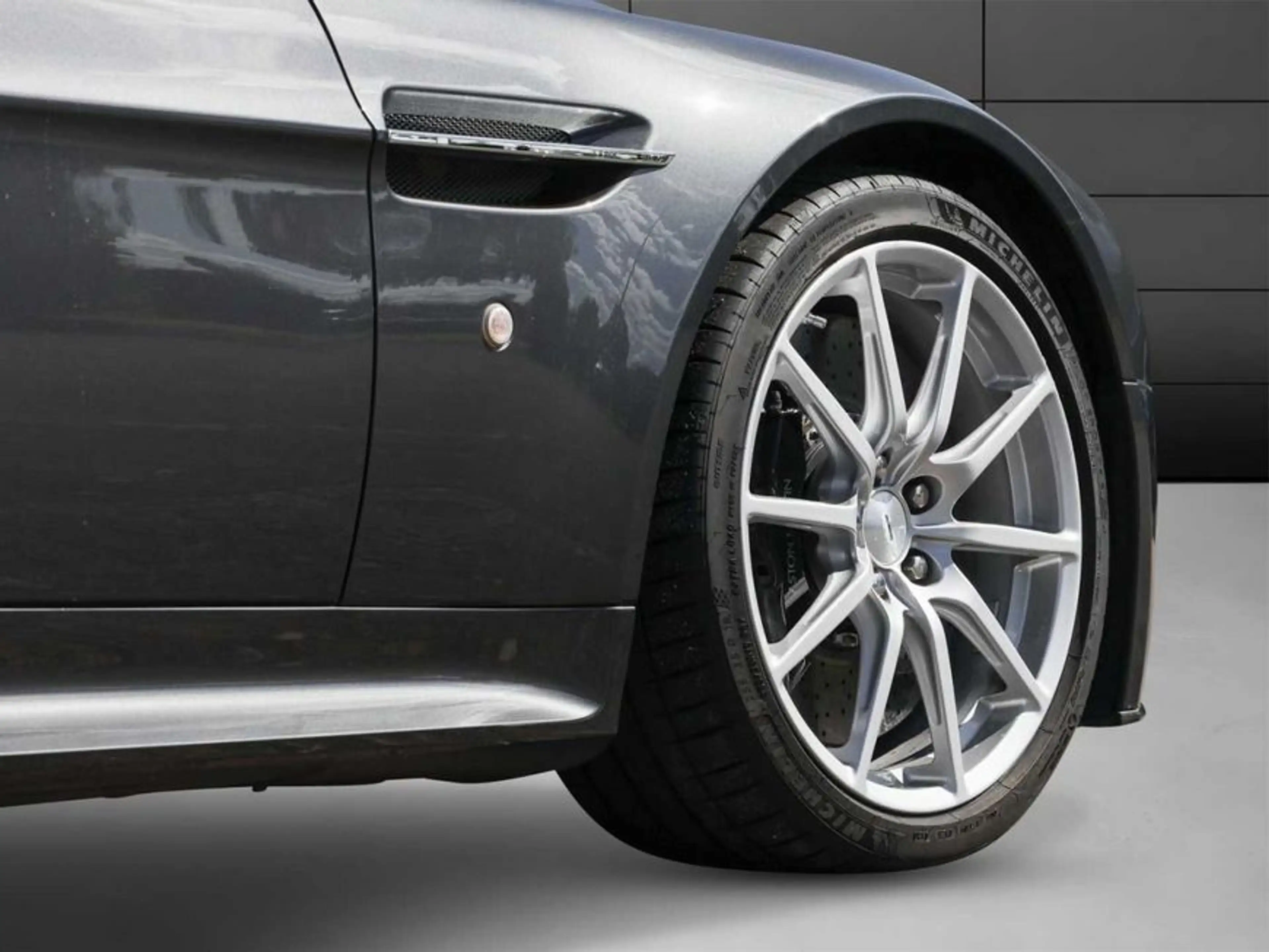 Aston Martin Vantage S Roadster — photo 6