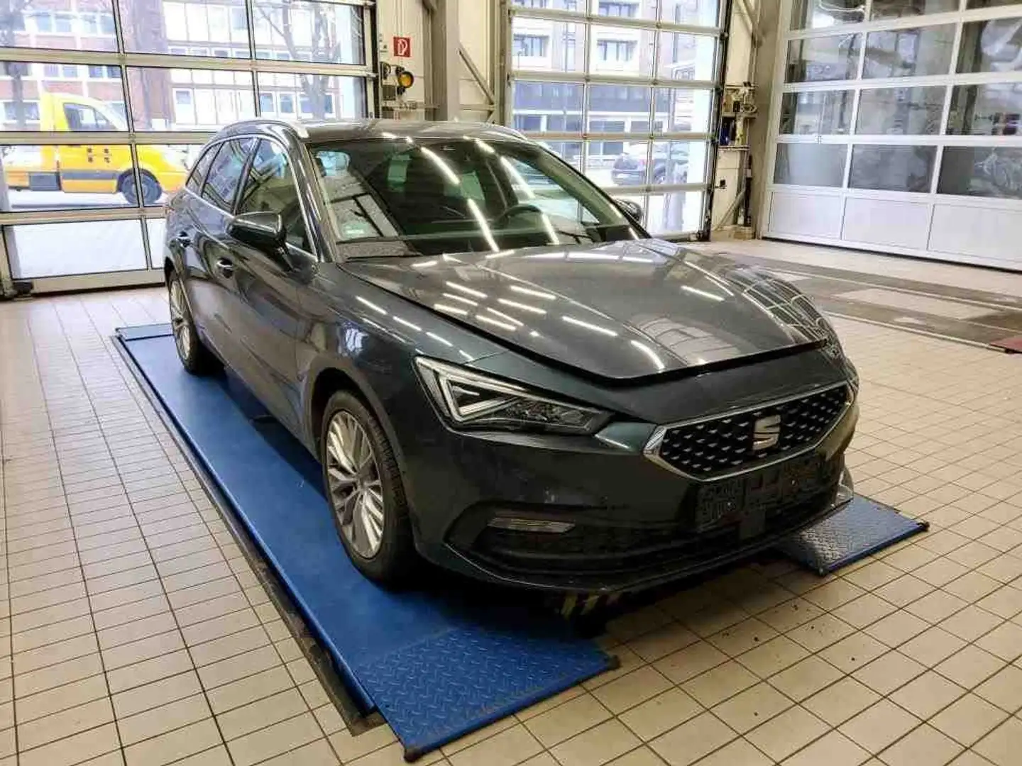 SEAT Leon SP 1.5 eTSI DSG XCELLENCE +LED +ACC +RKAM +NAVI + Grau - 2