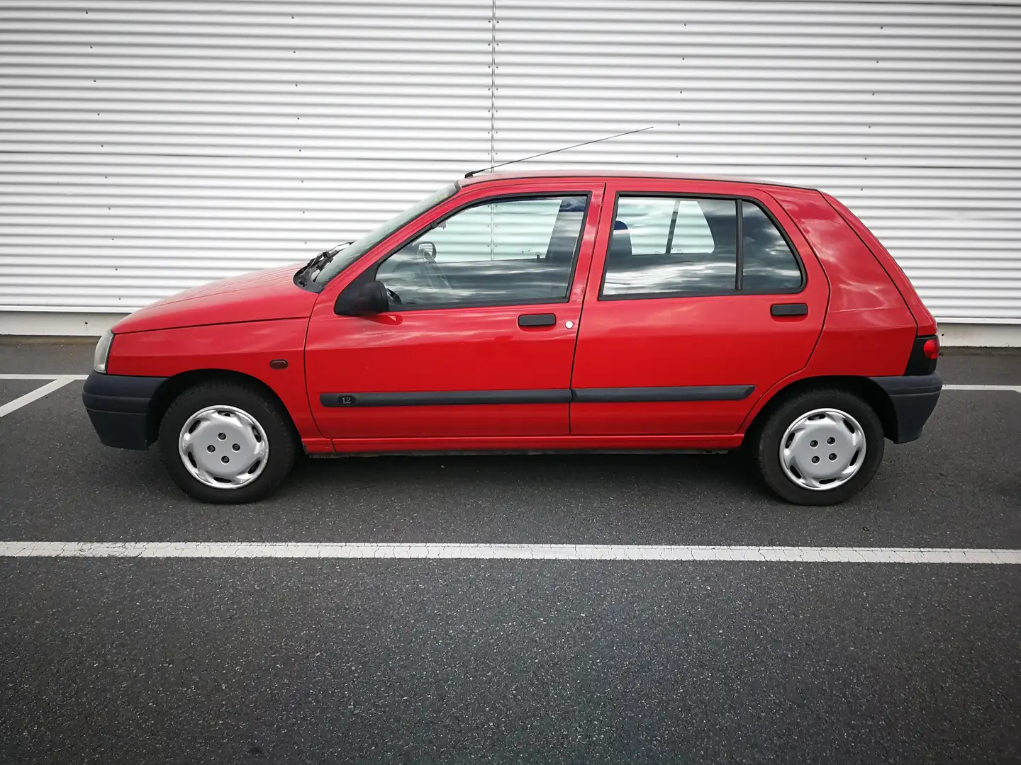 Renault Clio 1.2i Campus aus 2-Hand Red - 2