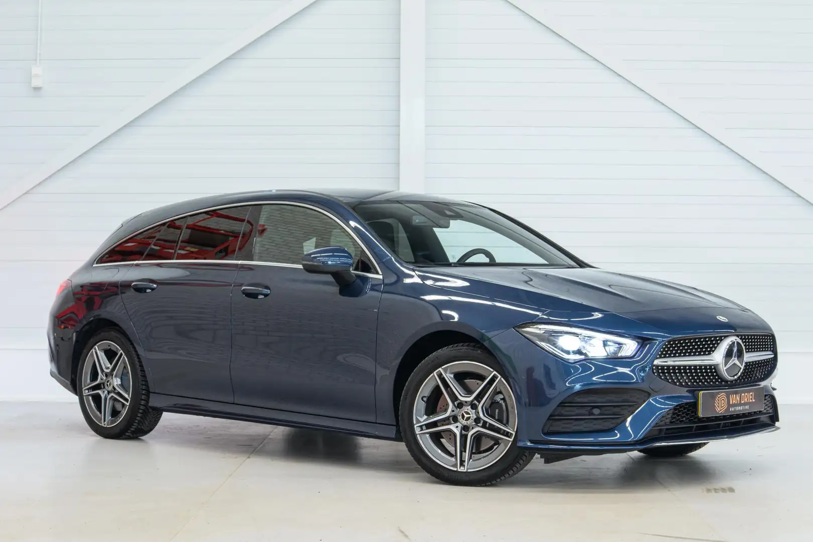 Mercedes-Benz CLA 250 Shooting Brake e Business Solution AMG Limited Blauw - 1