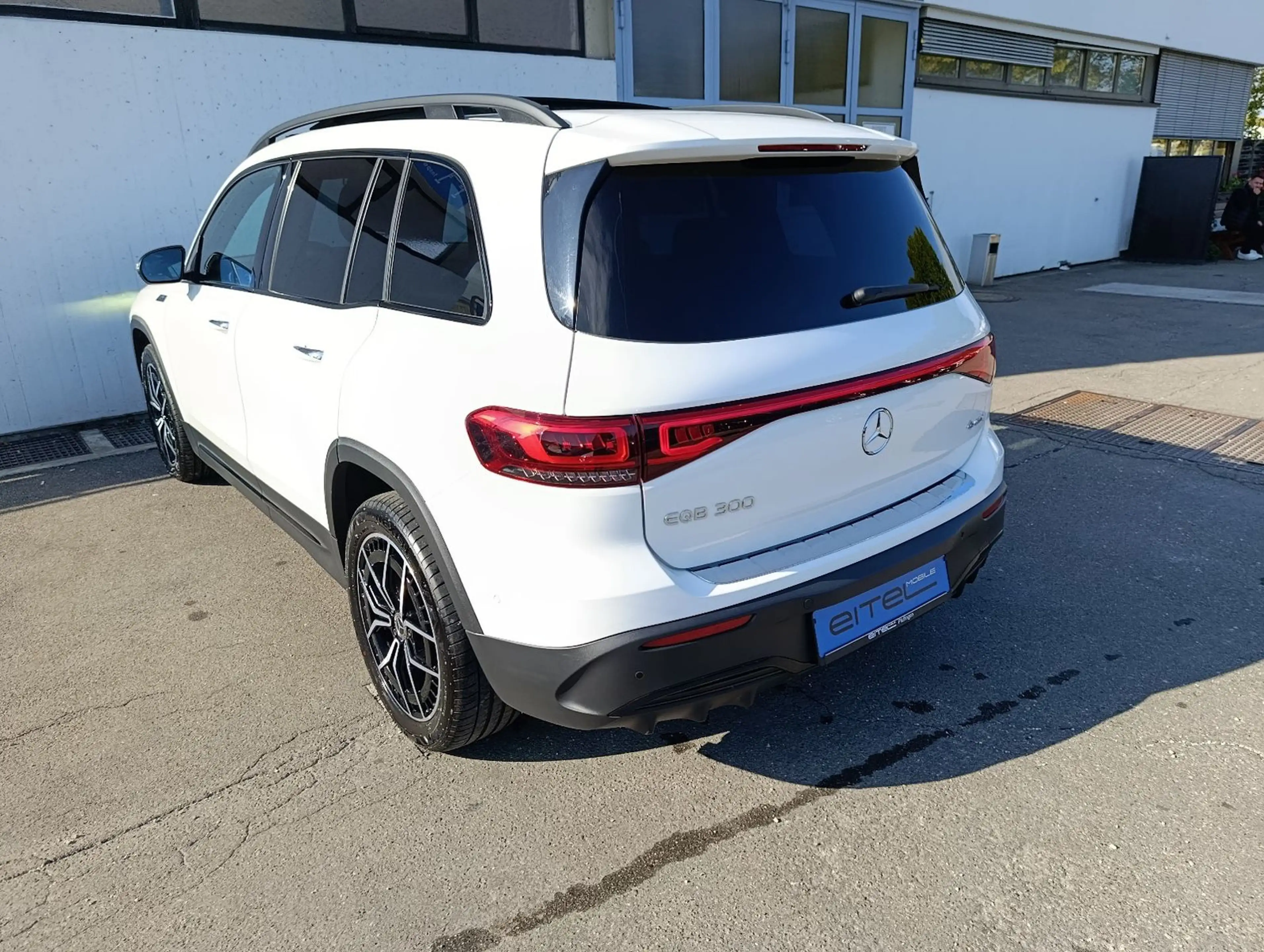 Mercedes-Benz EQB 300 4Matic AMG Panorama RFK 360° MBUX — photo 4