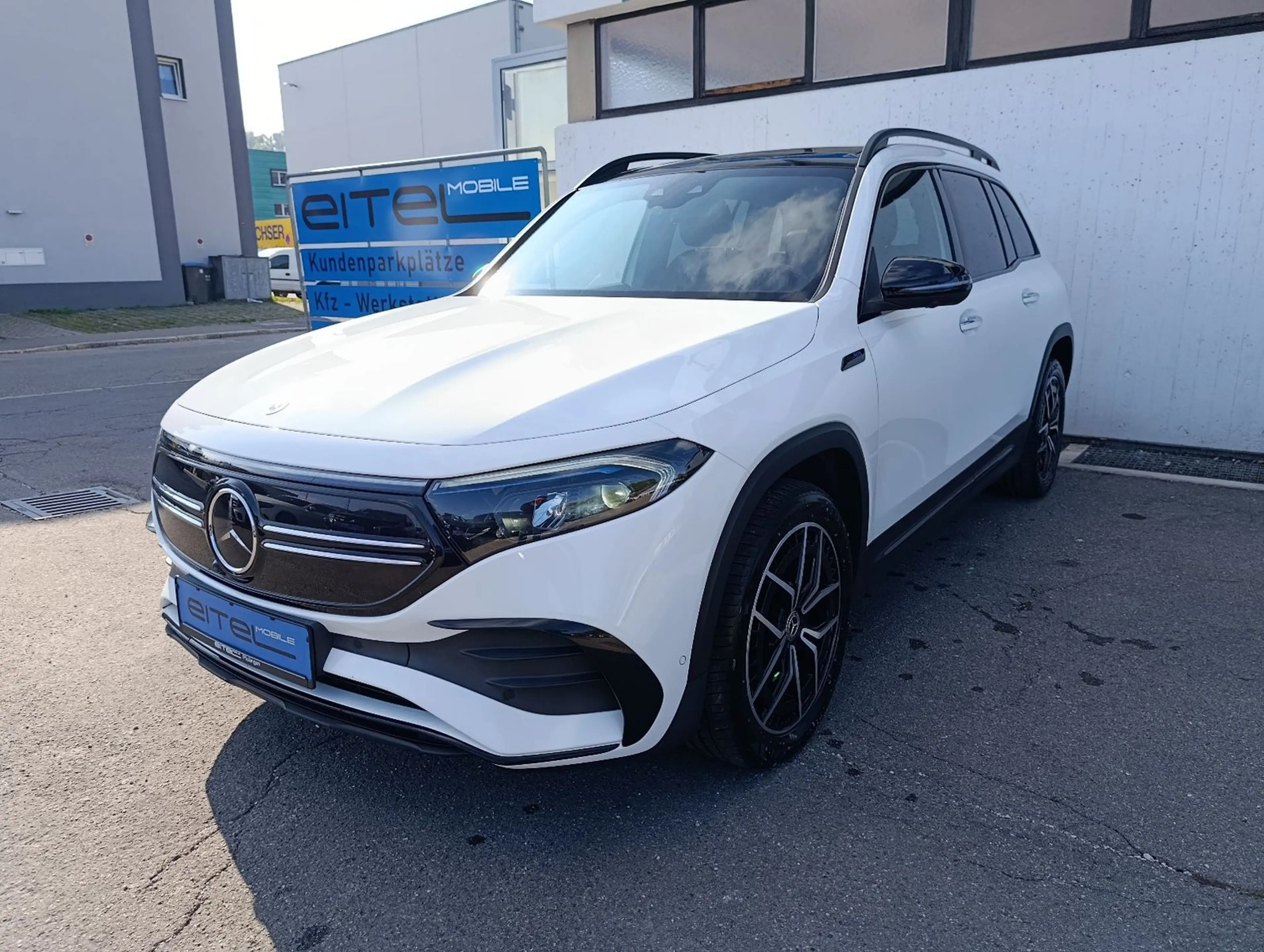 Mercedes-Benz EQB 300 4Matic AMG Panorama RFK 360° MBUX