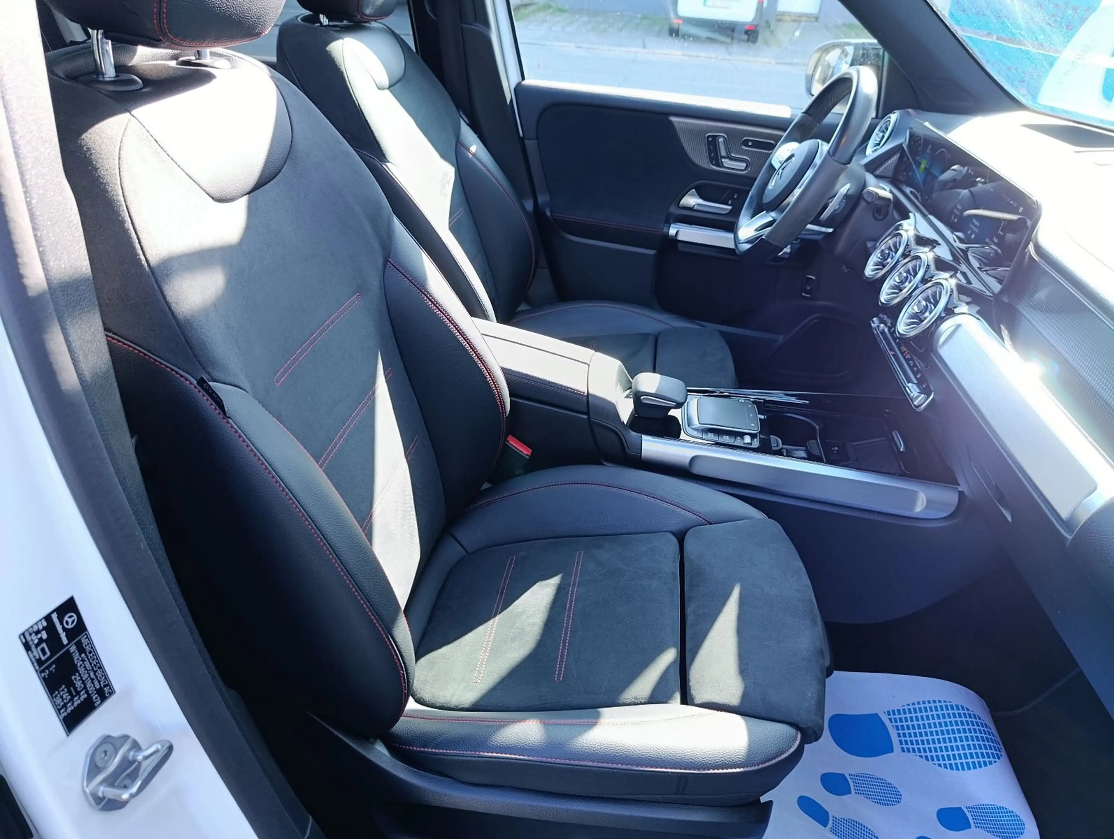 Mercedes-Benz EQB 300 4Matic AMG Panorama RFK 360° MBUX — photo 11