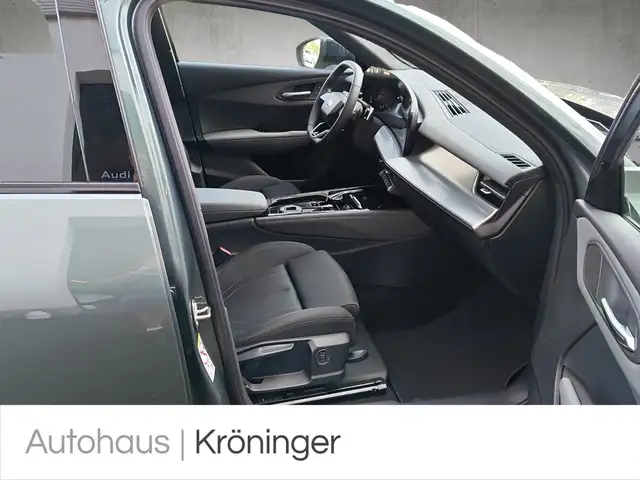 Audi Q3 view 9