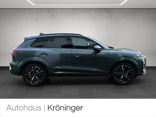 Audi Q3 view 4