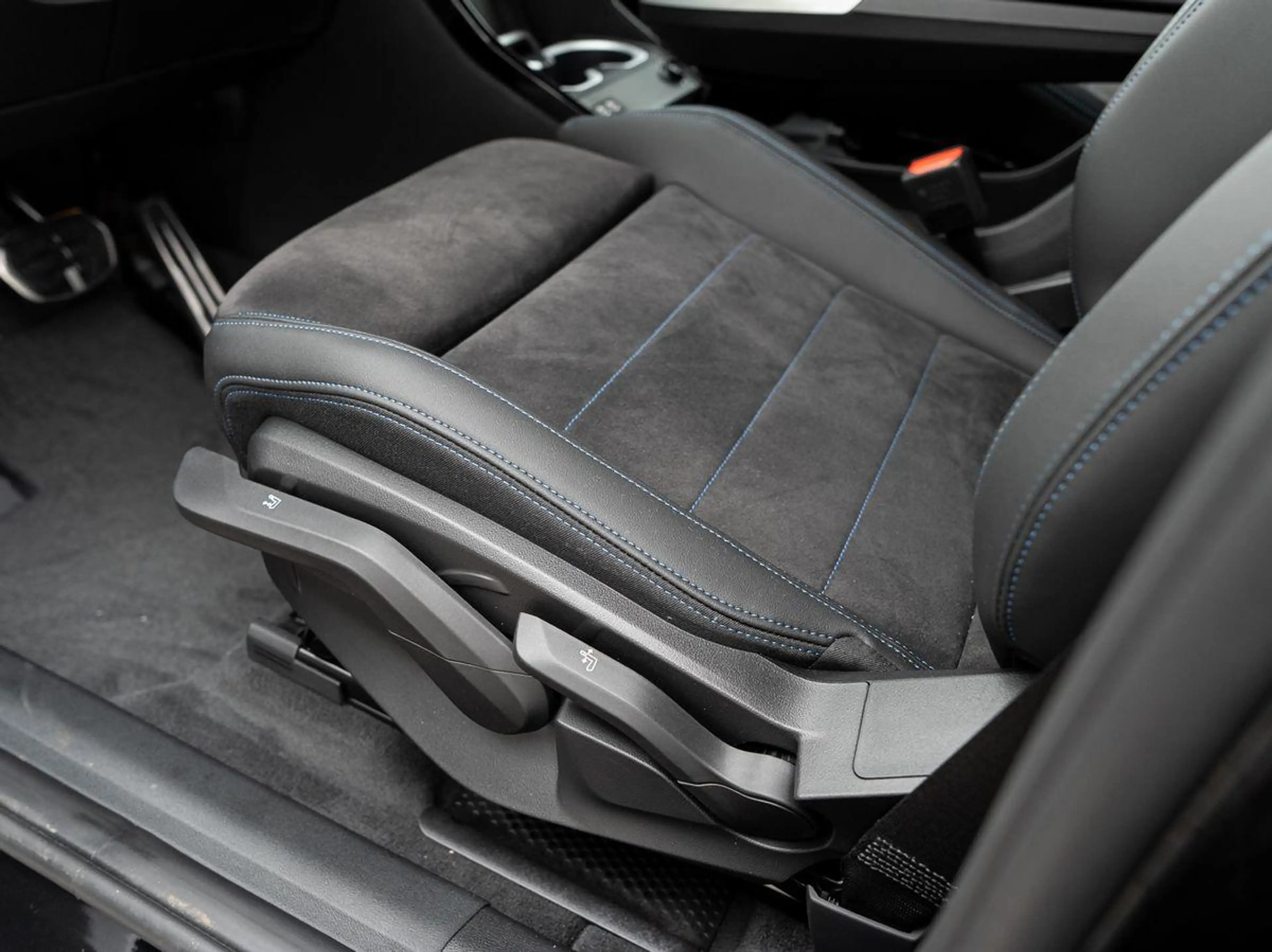 BMW X1 sDrive20d M-Sport 19 AHK aLED PANO KoZg SpPak — photo 8