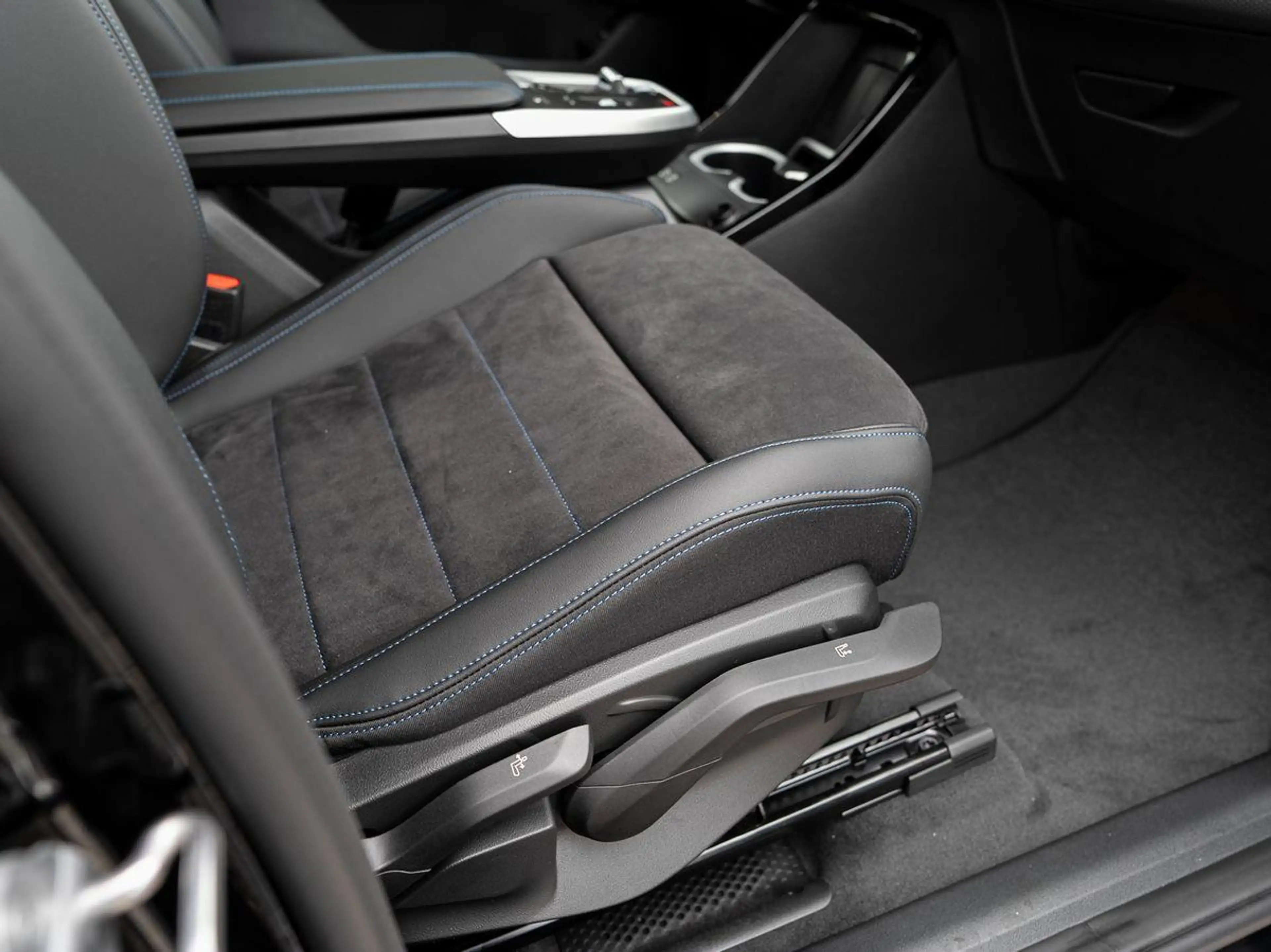 BMW X1 sDrive20d M-Sport 19 AHK aLED PANO KoZg SpPak — photo 12
