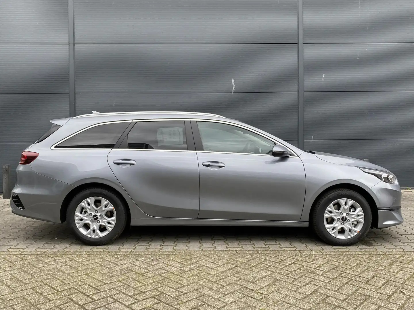 Kia Ceed SW / cee'd SW 1.5 T-GDi DCT7MHEV DynamicPlusLine DEMOVOORDEEL!!! Grijs - 2