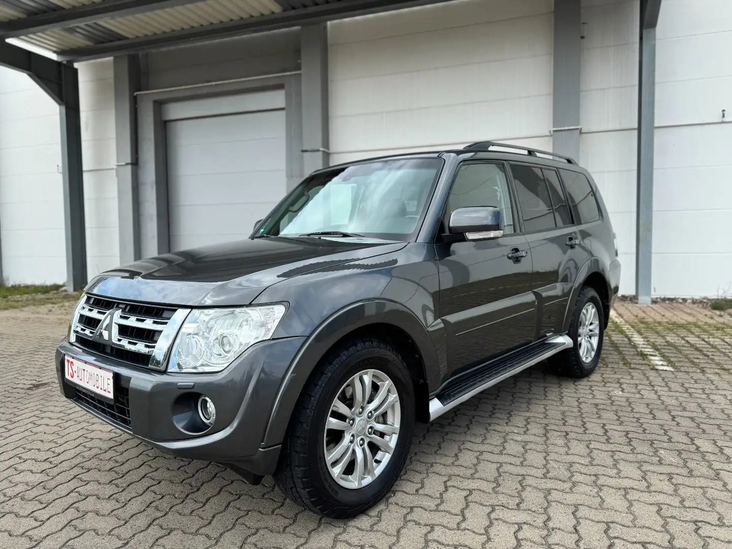 Mitsubishi Pajero 3.2 DI-D Invite*4X4*CAM*ACC*NAVI*KLIMA*BC Grau - 2