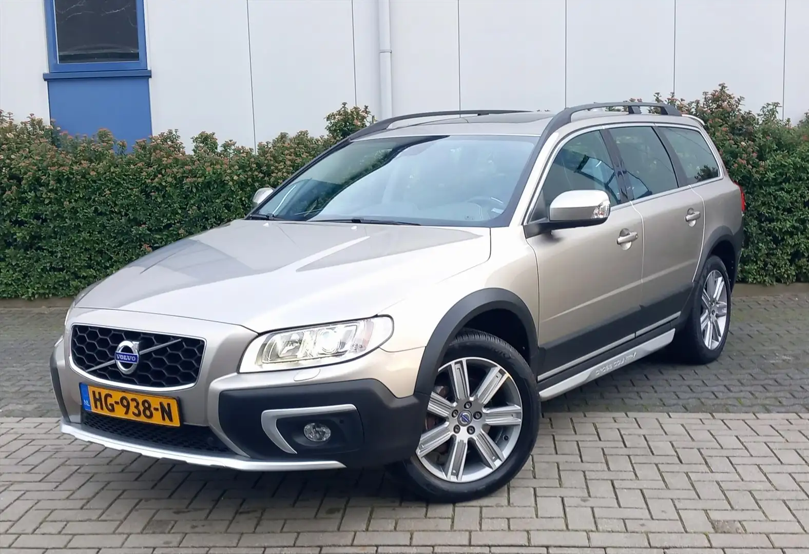 Volvo XC70 D4 181pk Automaat Inscription Edition Beige - 1