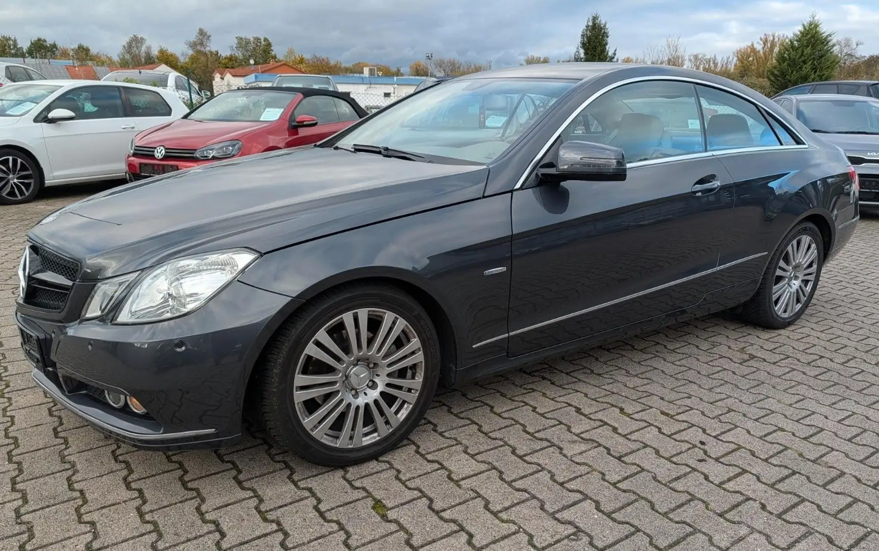 Mercedes-Benz E 200 CGI Coupe Grau - 1